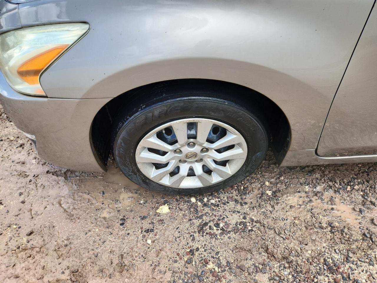 2013 Nissan Altima 2.5 Tan vin: 1N4AL3AP5DN550527 Damage: Left Front Tire, Worn, Replacement Required