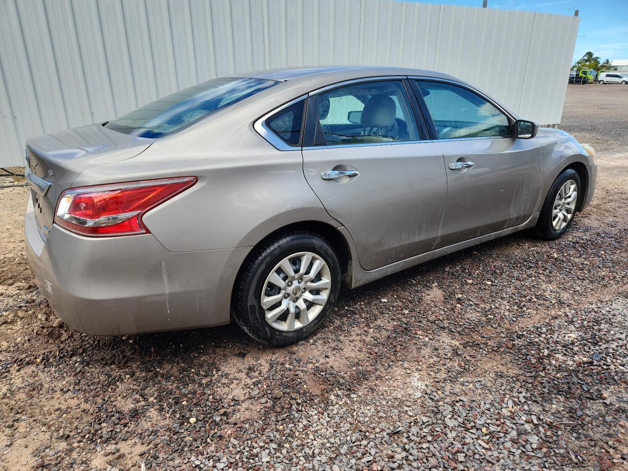 2013 Nissan Altima 2.5 Tan vin: 1N4AL3AP5DN550527 Damage: Right Qtr Panel, Dent(S) W/ Paint Dmg, 4 To 5 Inches