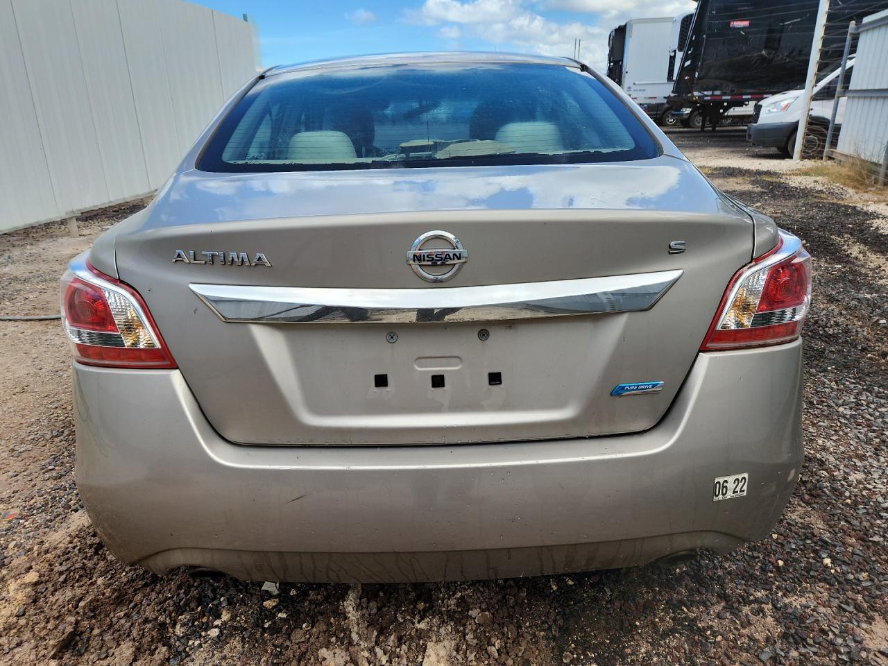 2013 Nissan Altima 2.5 Tan vin: 1N4AL3AP5DN550527 Damage: Rear Bumper, Heavy Scratch, 2 To 3 Inches