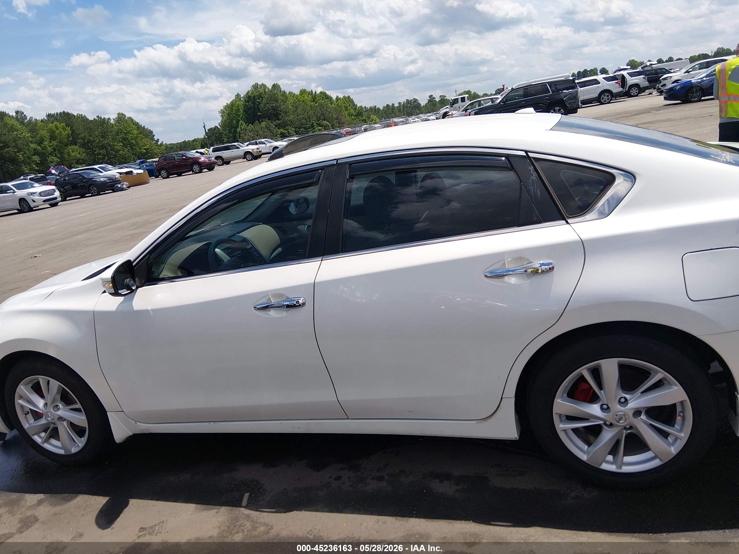 2014 Nissan Altima 2.5 Sv White vin: 1N4AL3AP5EC157768