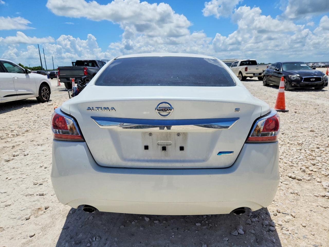 2014 Nissan Altima 2.5 S White vin: 1N4AL3AP5EN330466