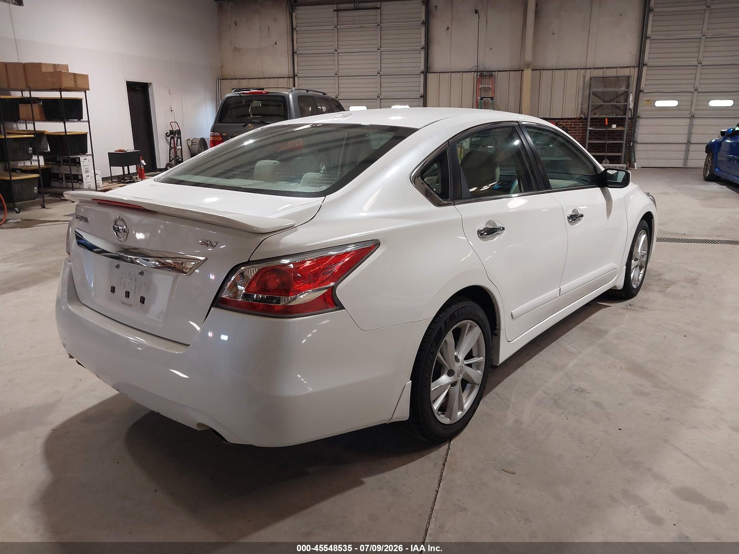2015 Nissan Altima 2.5 Sv White vin: 1N4AL3AP5FC157352
