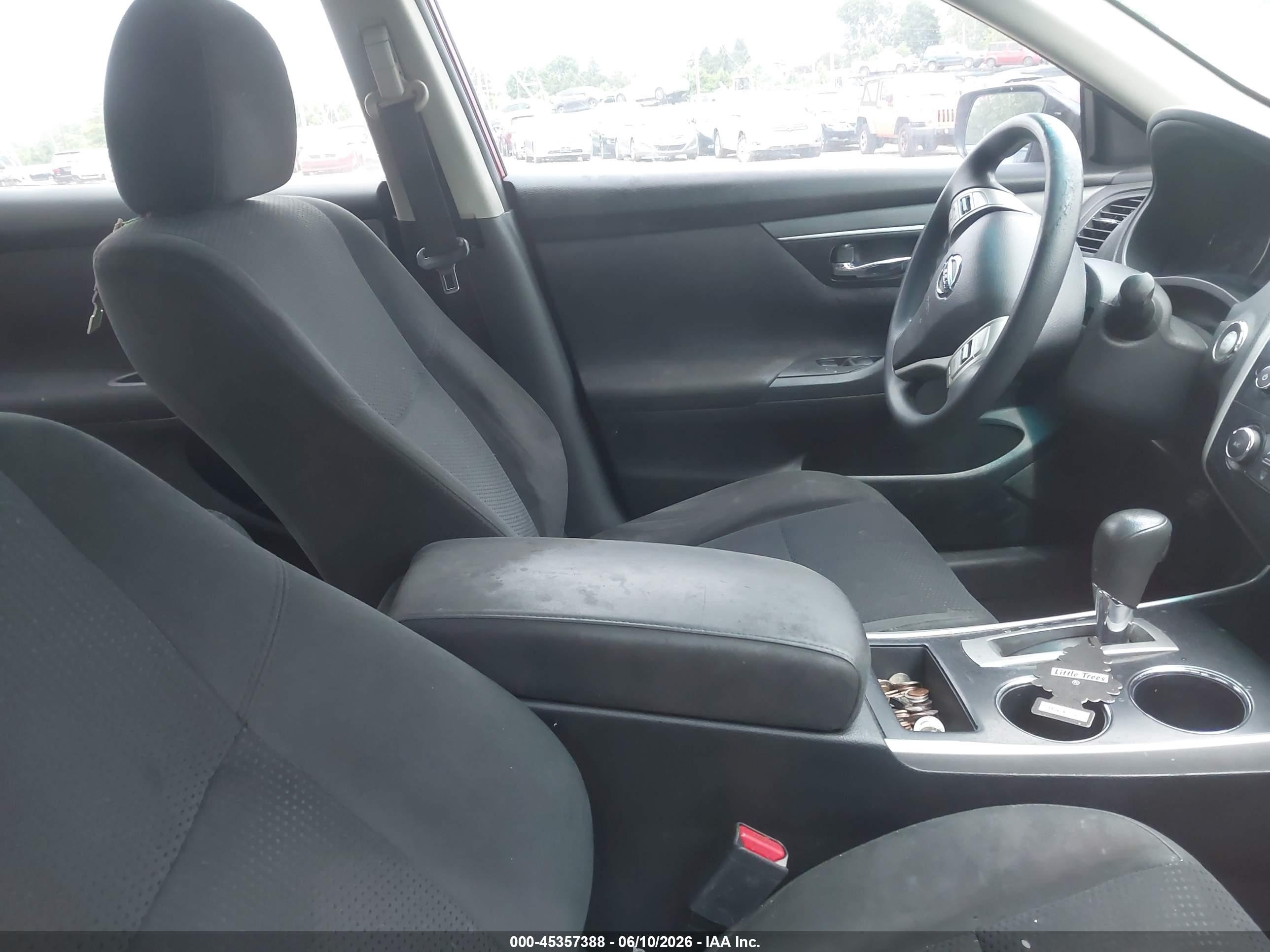 2015 Nissan Altima   Red vin: 1N4AL3AP5FC240831