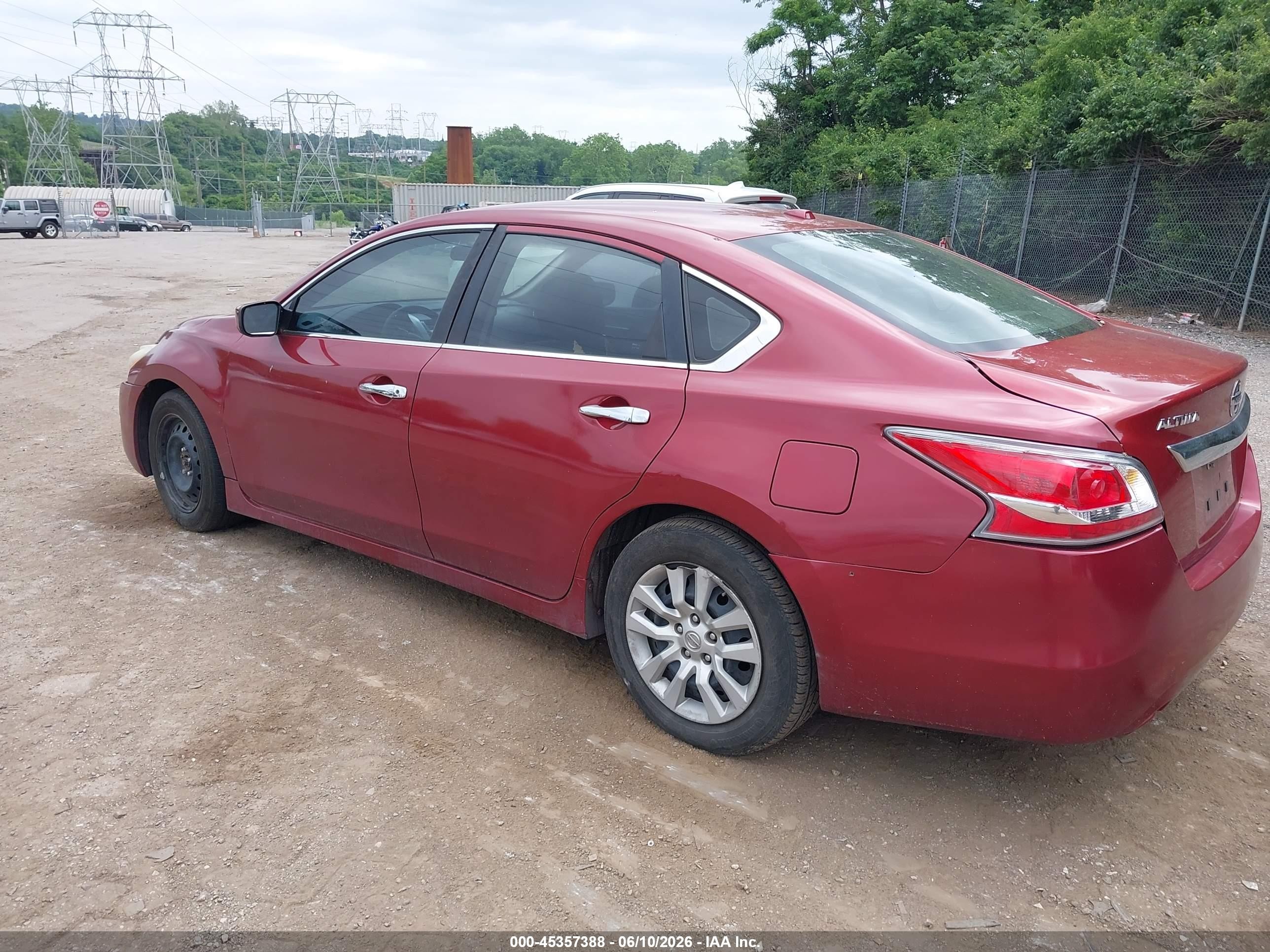 2015 Nissan Altima   Red vin: 1N4AL3AP5FC240831