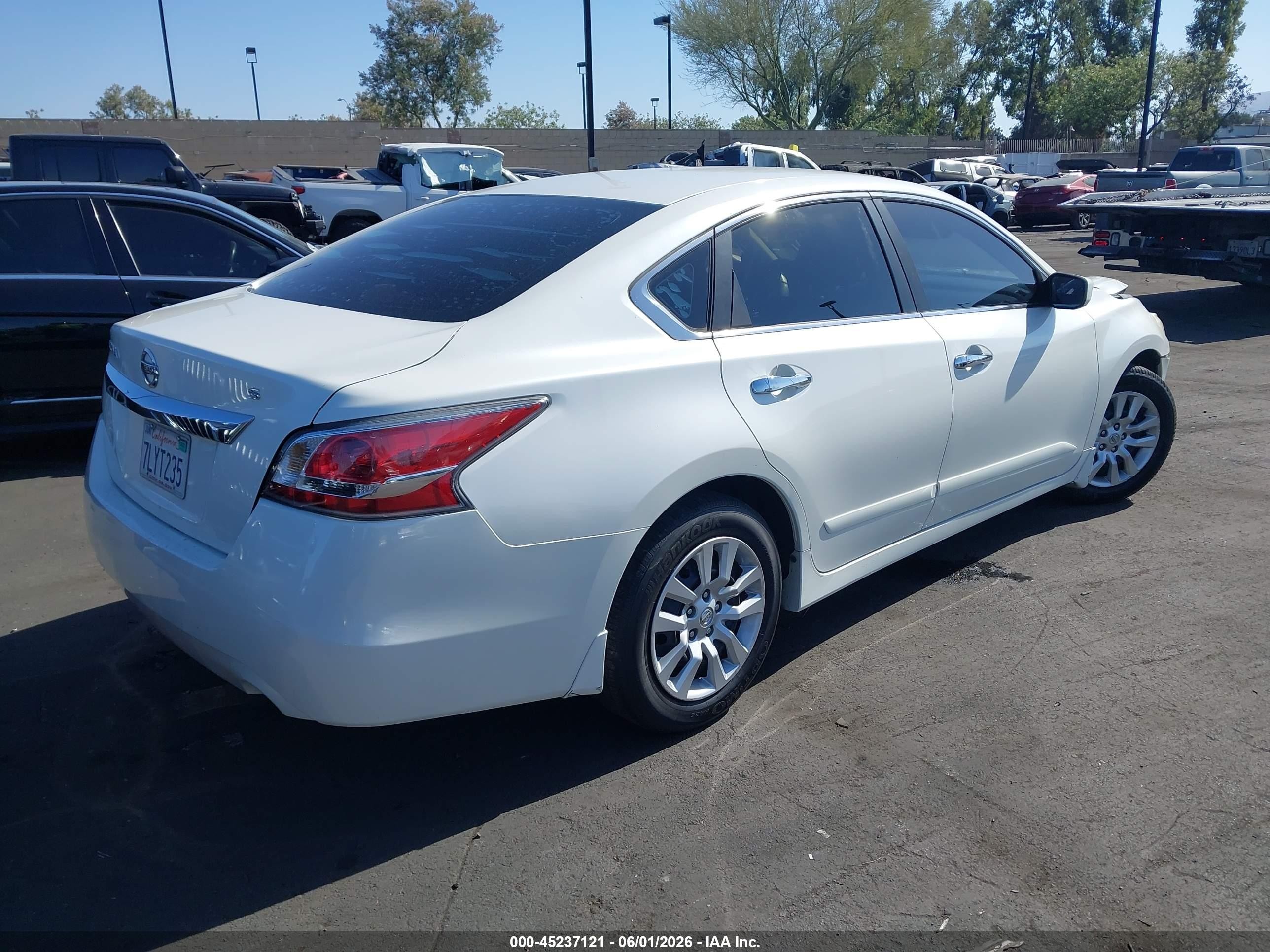 2015 Nissan Altima 2.5 S Белый vin: 1N4AL3AP5FC449650