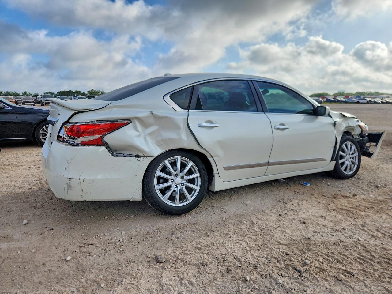 2015 Nissan Altima 2.5 S White vin: 1N4AL3AP5FC589522