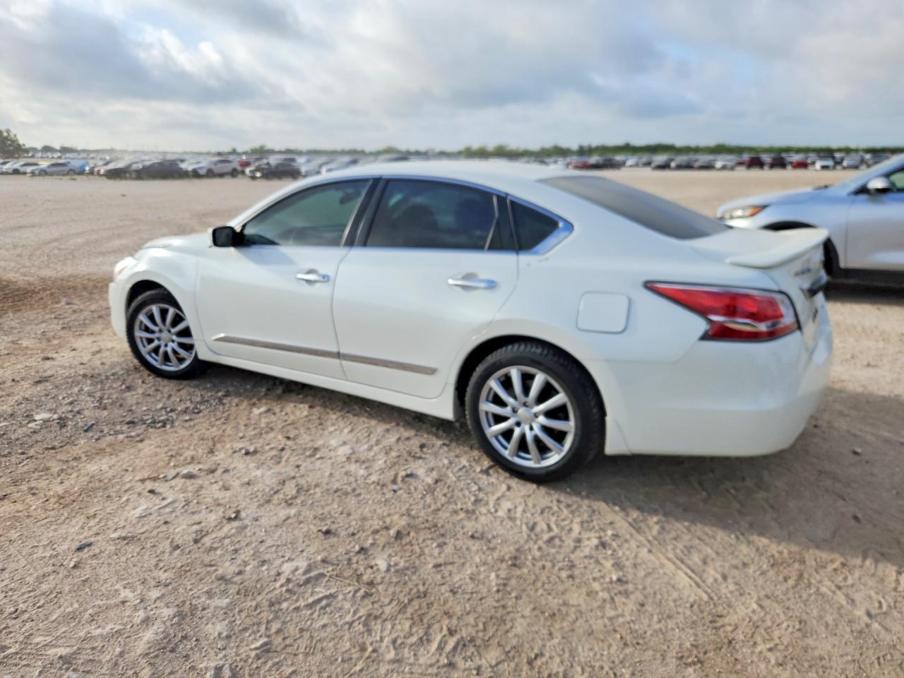 2015 Nissan Altima 2.5 S White vin: 1N4AL3AP5FC589522