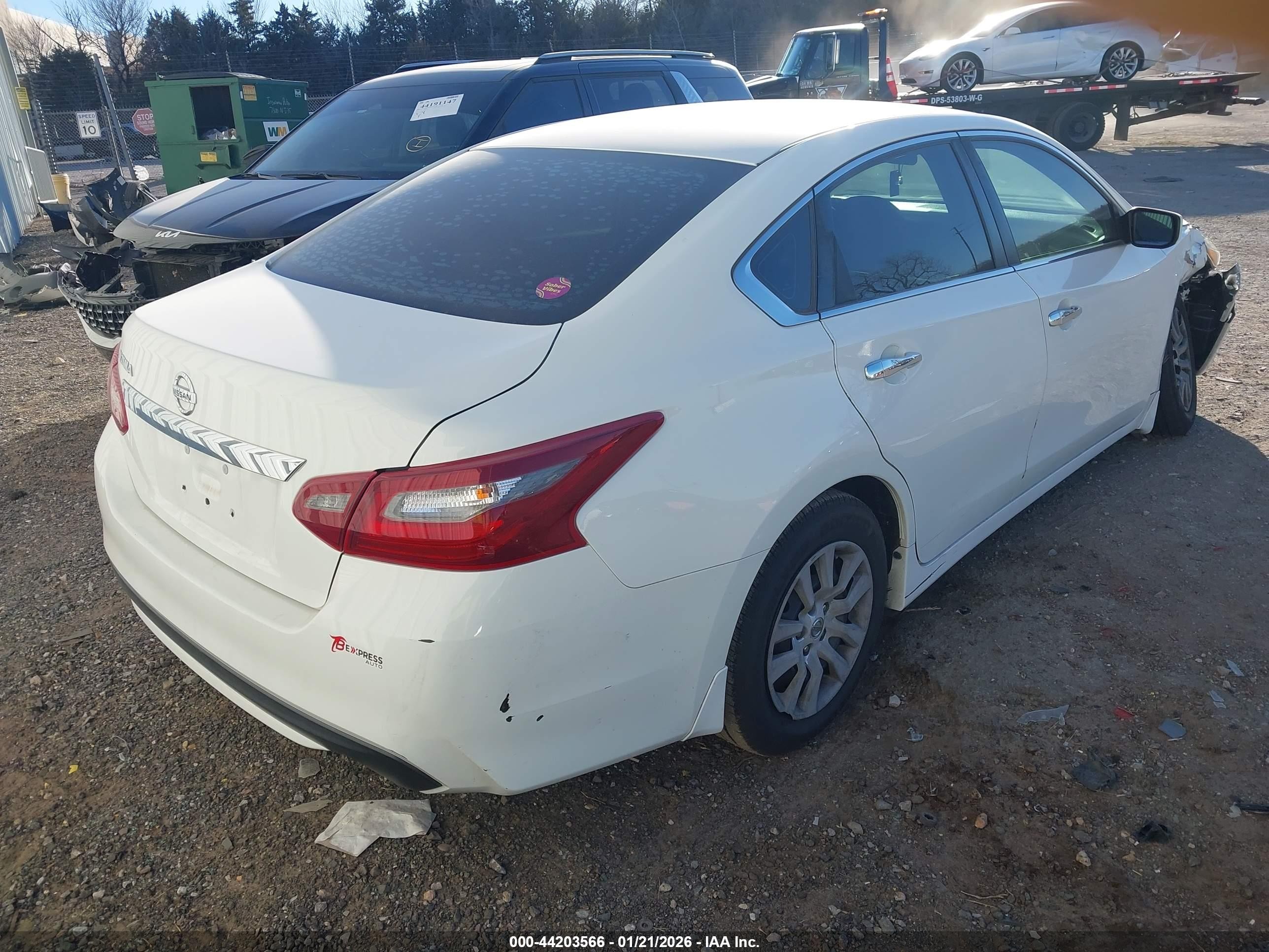 2018 Nissan Altima 2.5 S White vin: 1N4AL3AP5JC289164