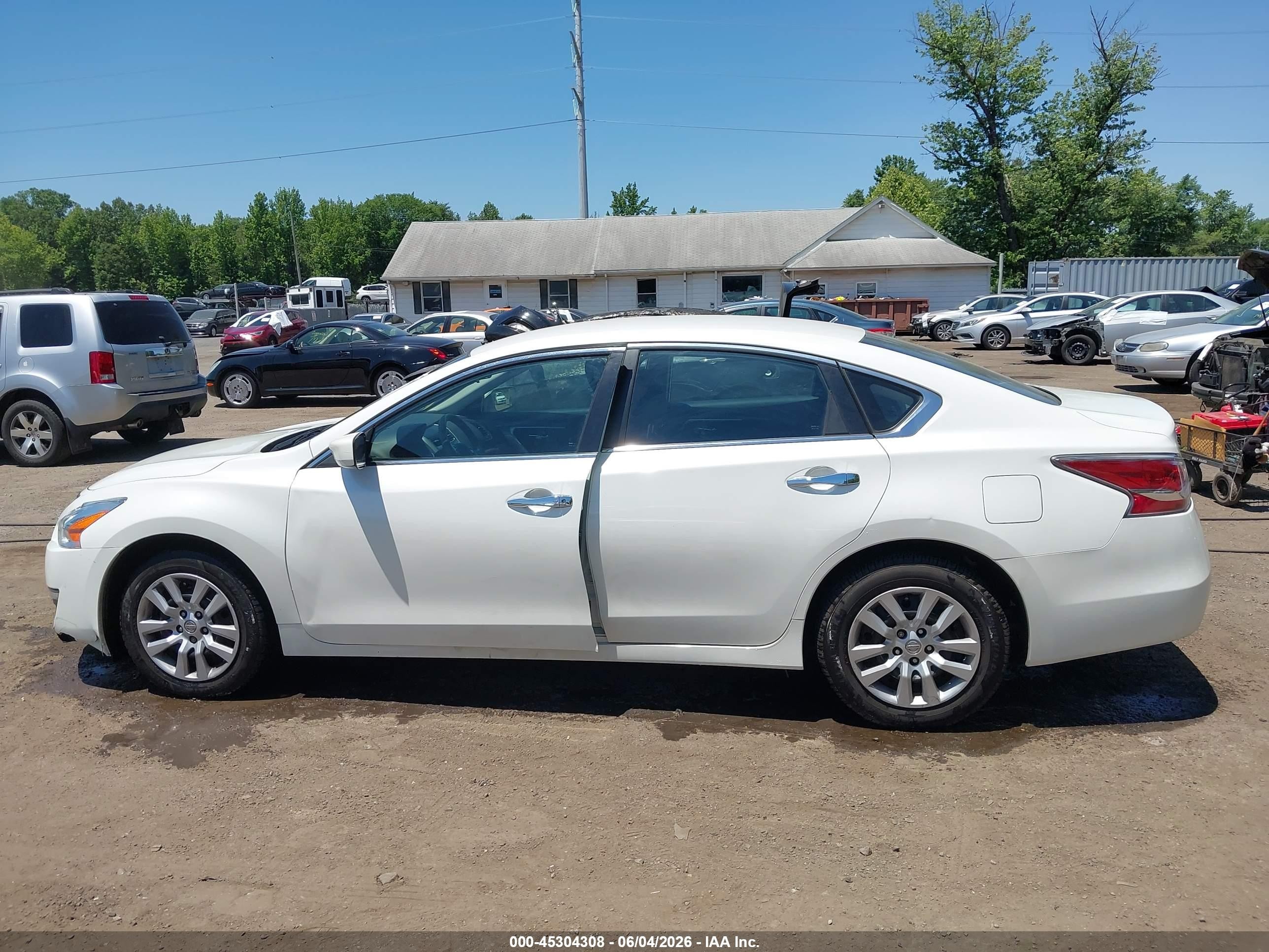 2014 Nissan Altima 2.5 S White vin: 1N4AL3AP6EC128411