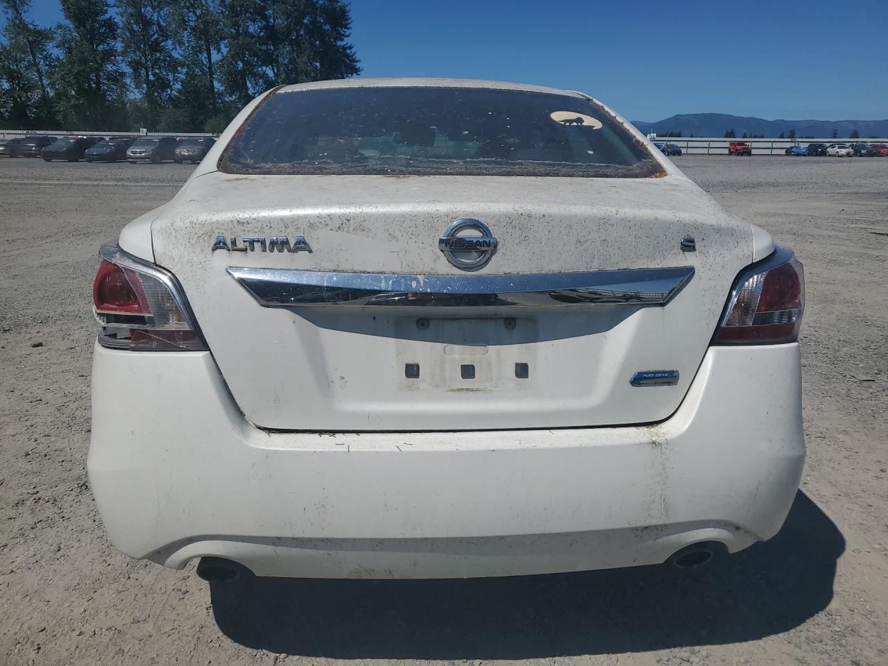 2014 Nissan Altima 2.5 S White vin: 1N4AL3AP6EN345851 Damage: Rear Bumper, Heavy Scratch, 1/2 To 1 Inch