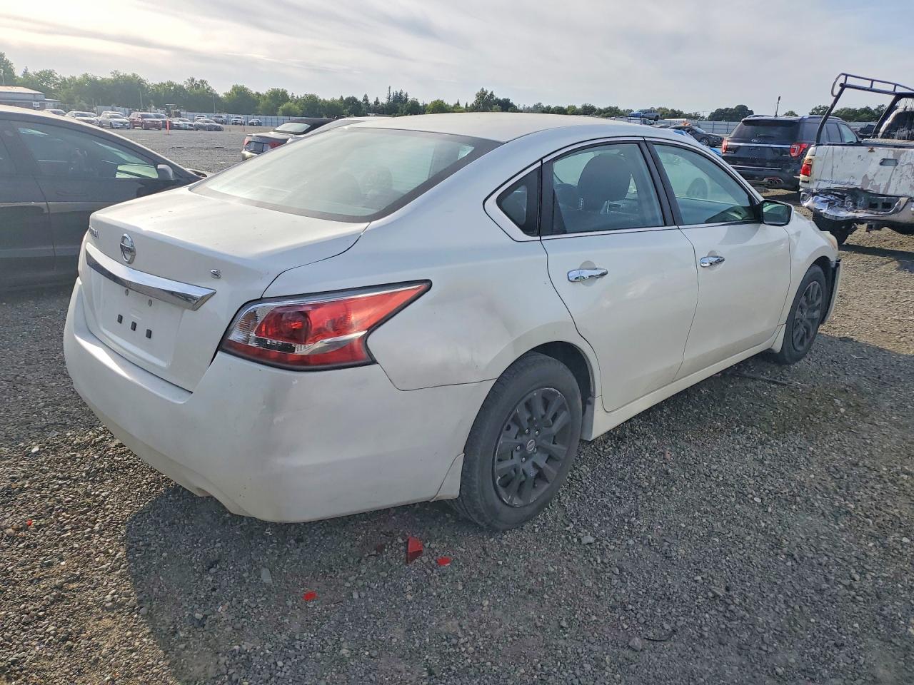 2015 Nissan Altima 2.5 S White vin: 1N4AL3AP6FC135005