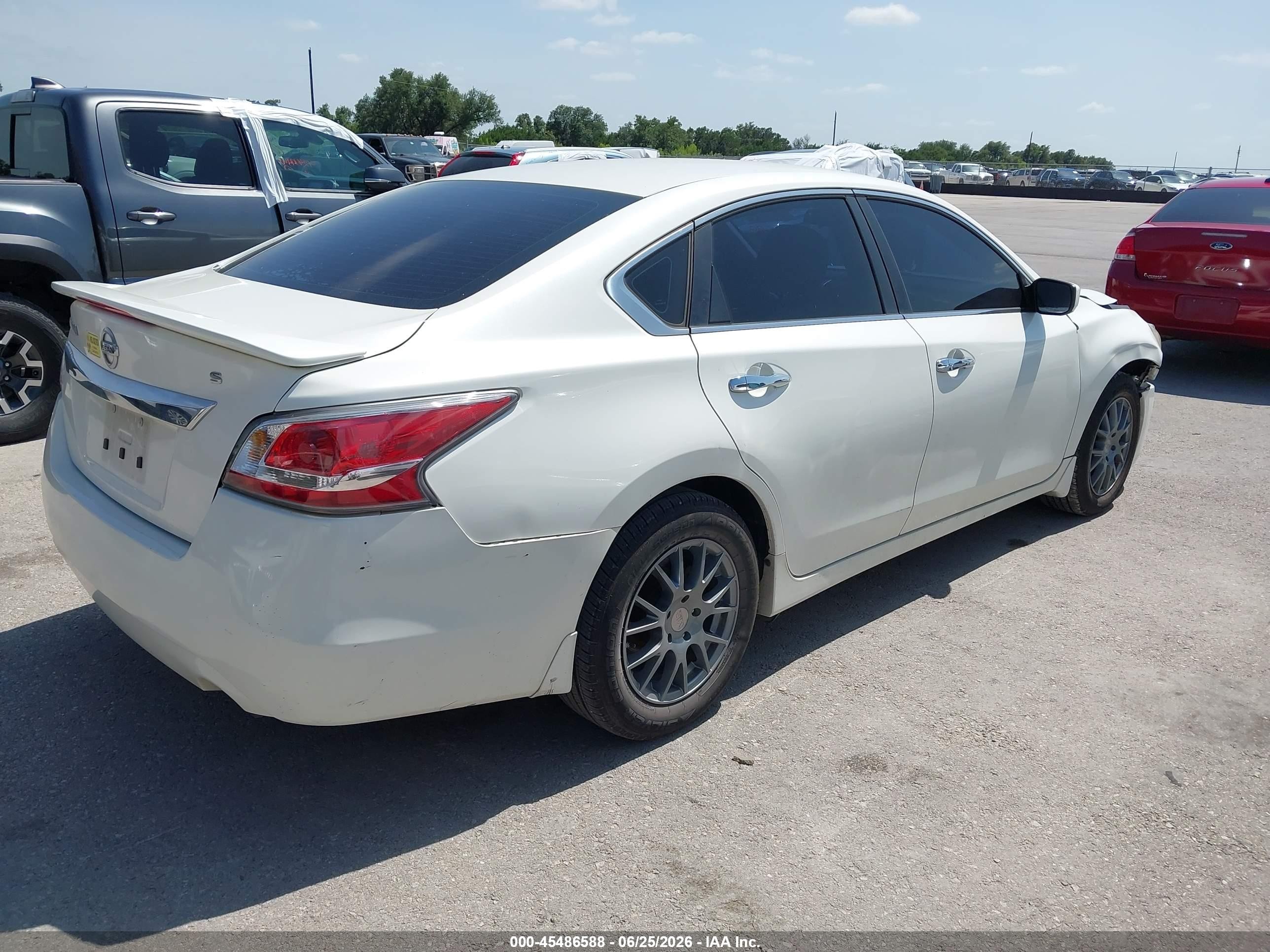 2015 Nissan Altima 2.5 S White vin: 1N4AL3AP6FC431559