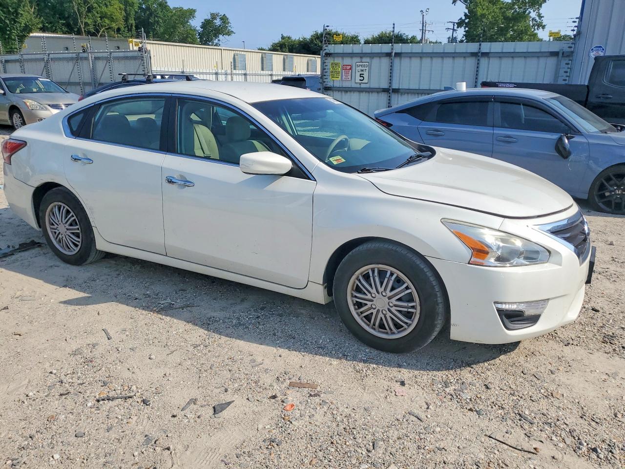 2015 Nissan Altima 2.5 S White vin: 1N4AL3AP6FN368905