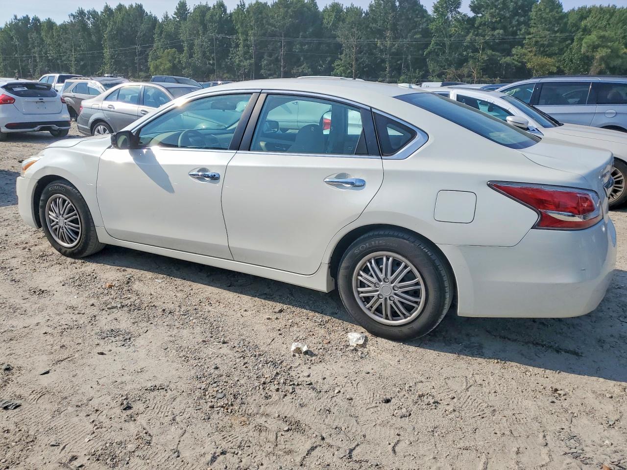 2015 Nissan Altima 2.5 S White vin: 1N4AL3AP6FN368905