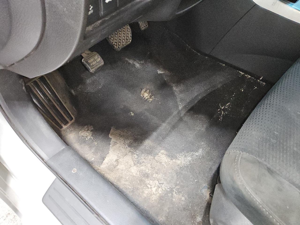 2015 Nissan Altima 2.5 S Silver vin: 1N4AL3AP6FN389687 Damage: Left Front Carpet, Stained, Permanent