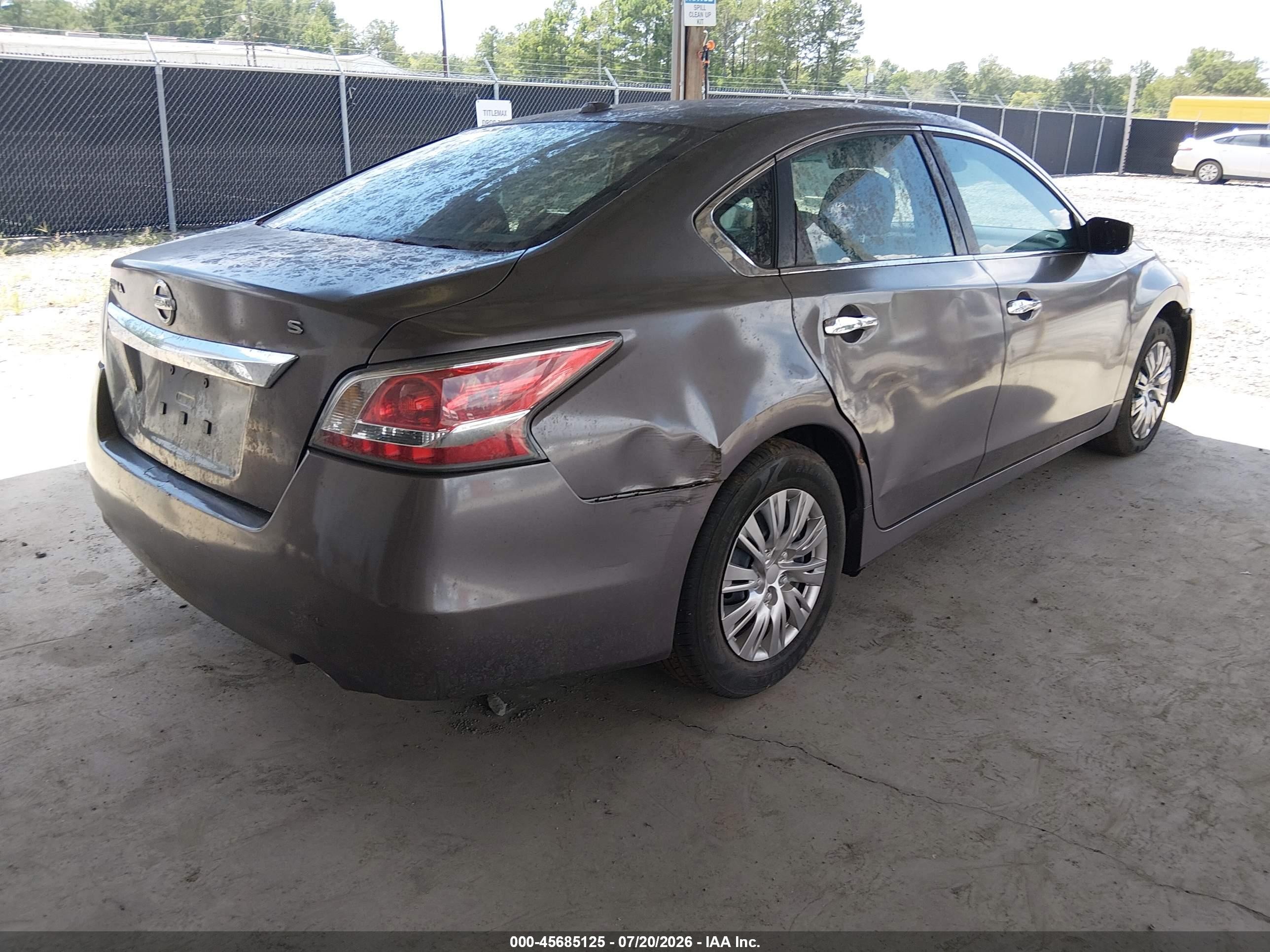 2015 Nissan Altima   Gray vin: 1N4AL3AP6FN396008