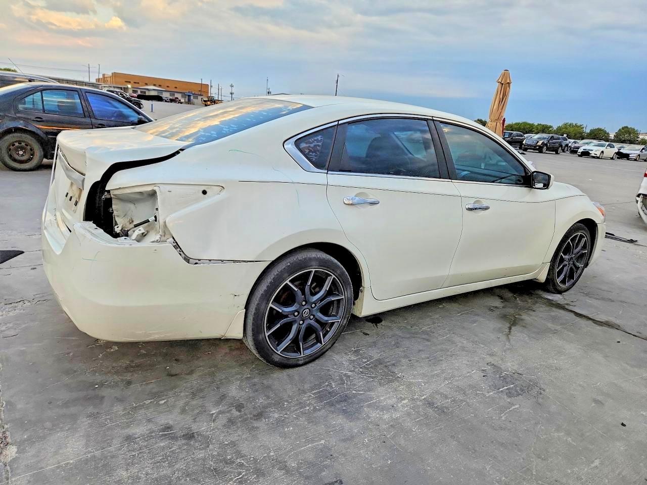 2015 Nissan Altima 2.5 S White vin: 1N4AL3AP6FN890224