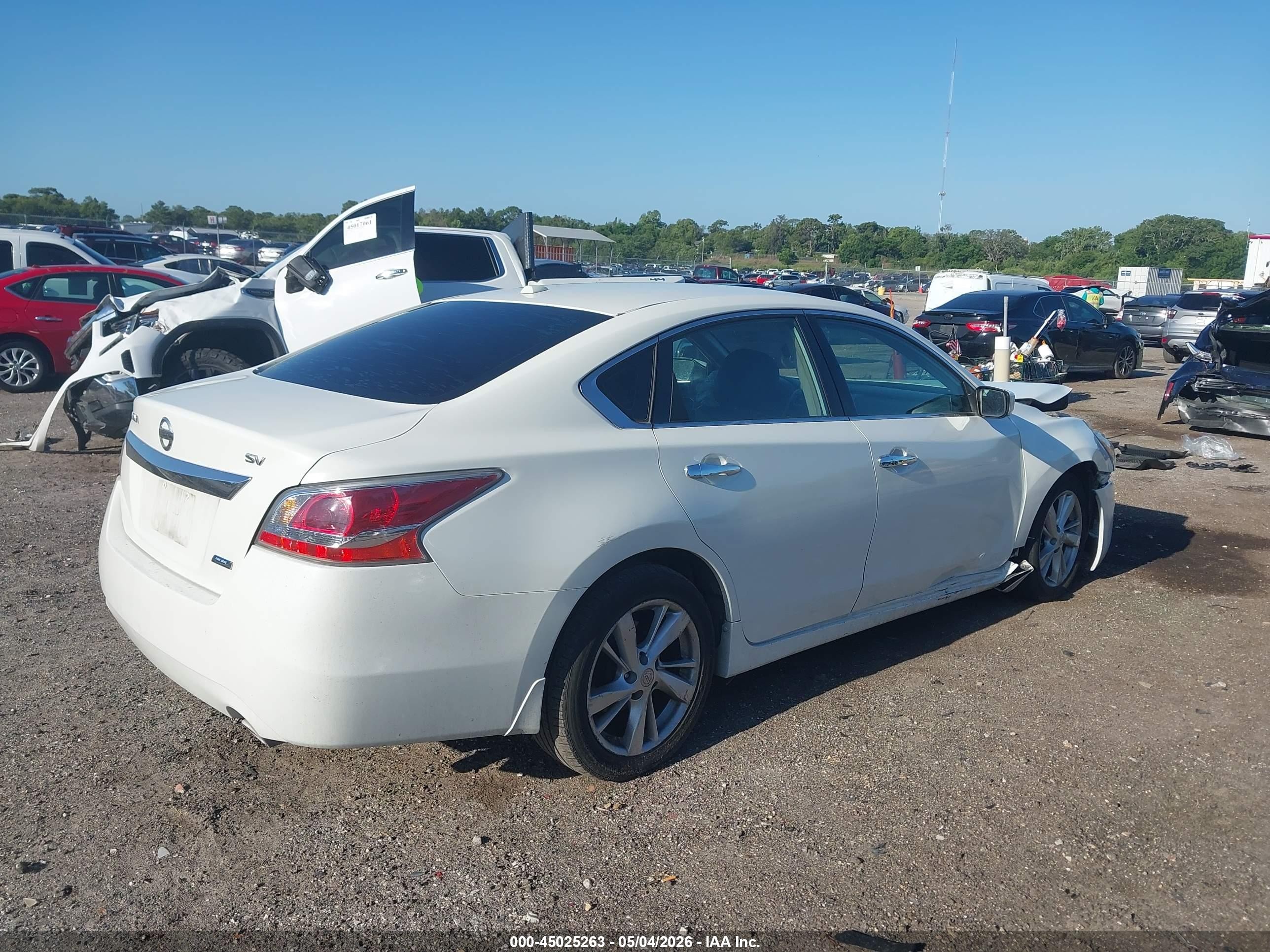 2013 Nissan Altima 2.5 Sv White vin: 1N4AL3AP7DC170293
