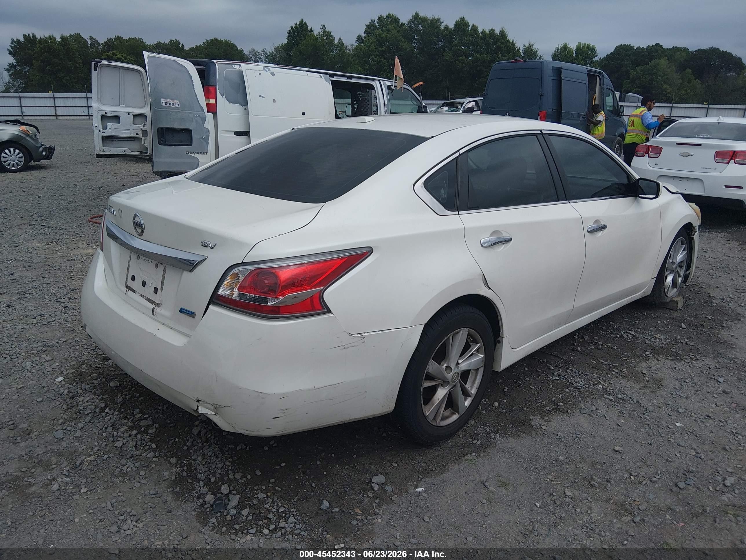 2013 Nissan Altima 2.5 Sv White vin: 1N4AL3AP7DC186963