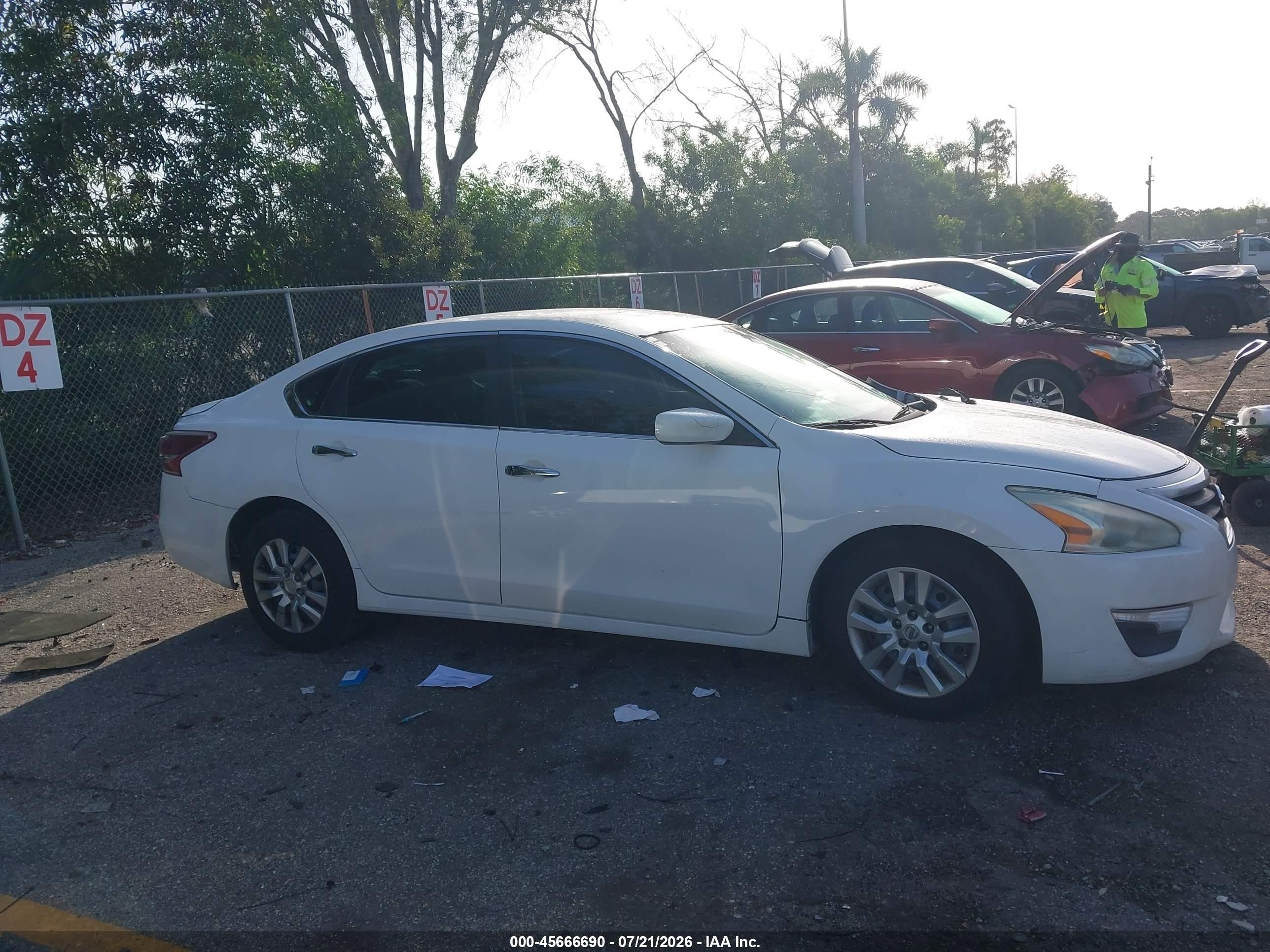 2013 Nissan Altima 2.5 S White vin: 1N4AL3AP7DC228192