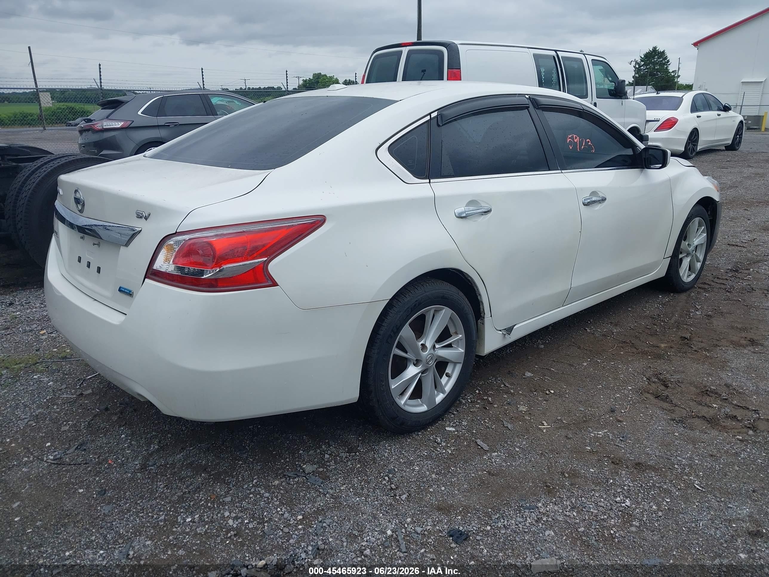 2013 Nissan Altima 2.5 Sv White vin: 1N4AL3AP7DC282799