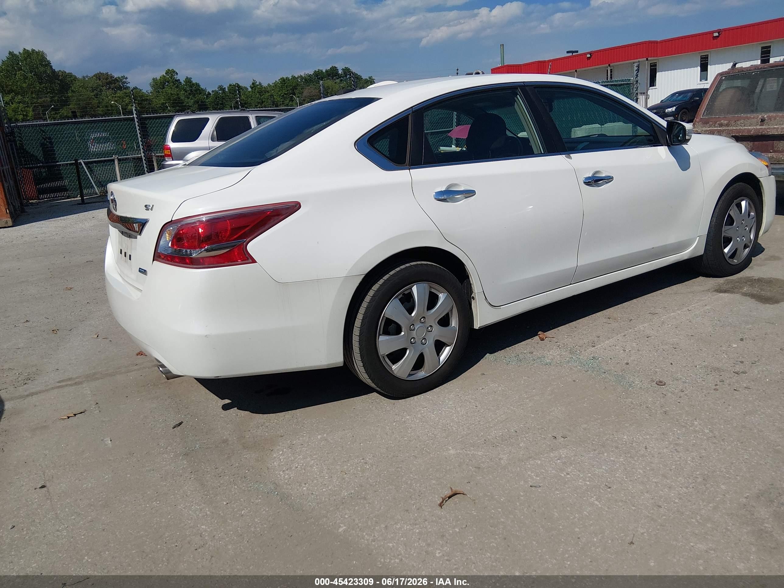 2013 Nissan Altima 2.5 Sv White vin: 1N4AL3AP7DN400841