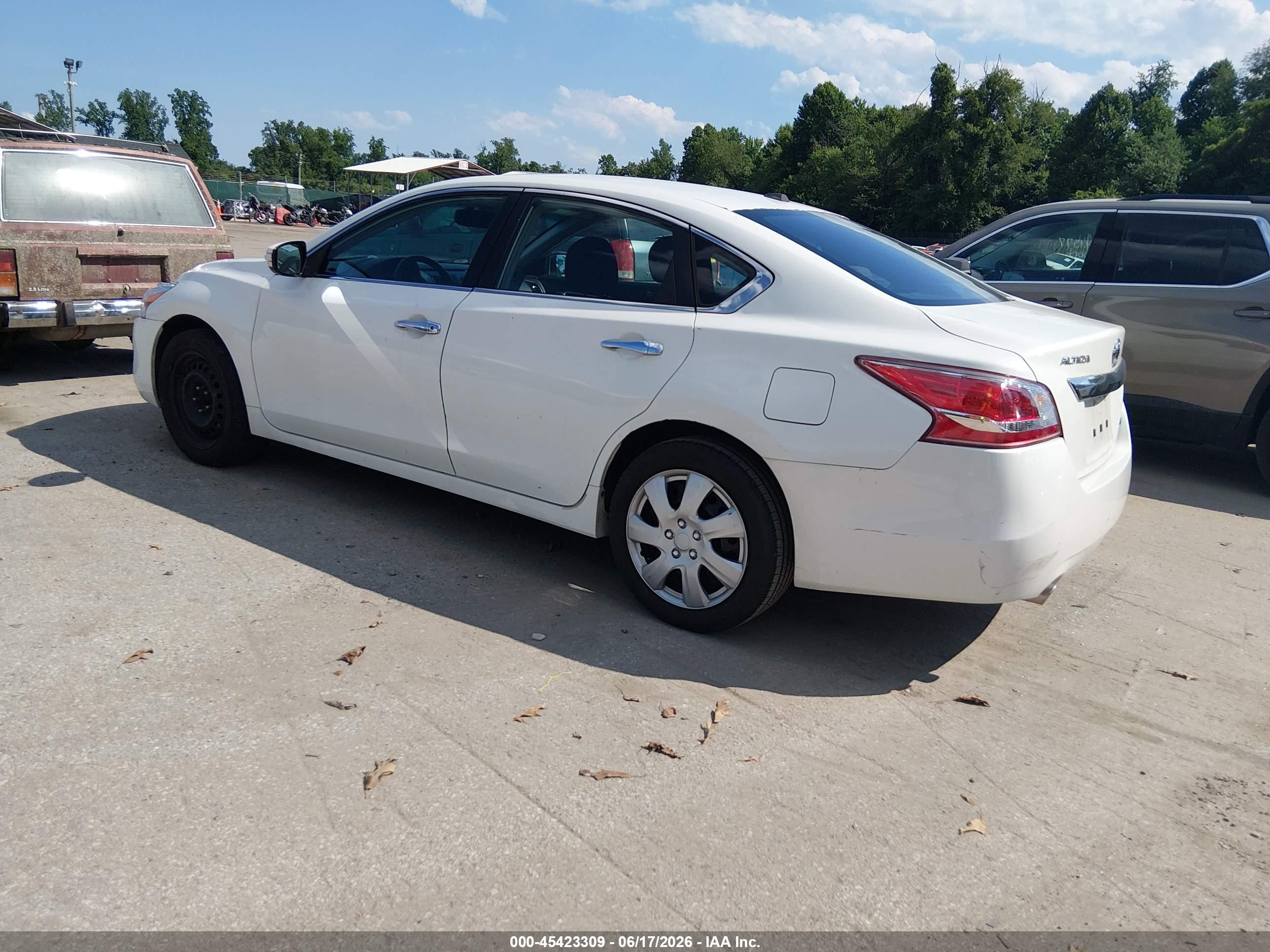 2013 Nissan Altima 2.5 Sv White vin: 1N4AL3AP7DN400841