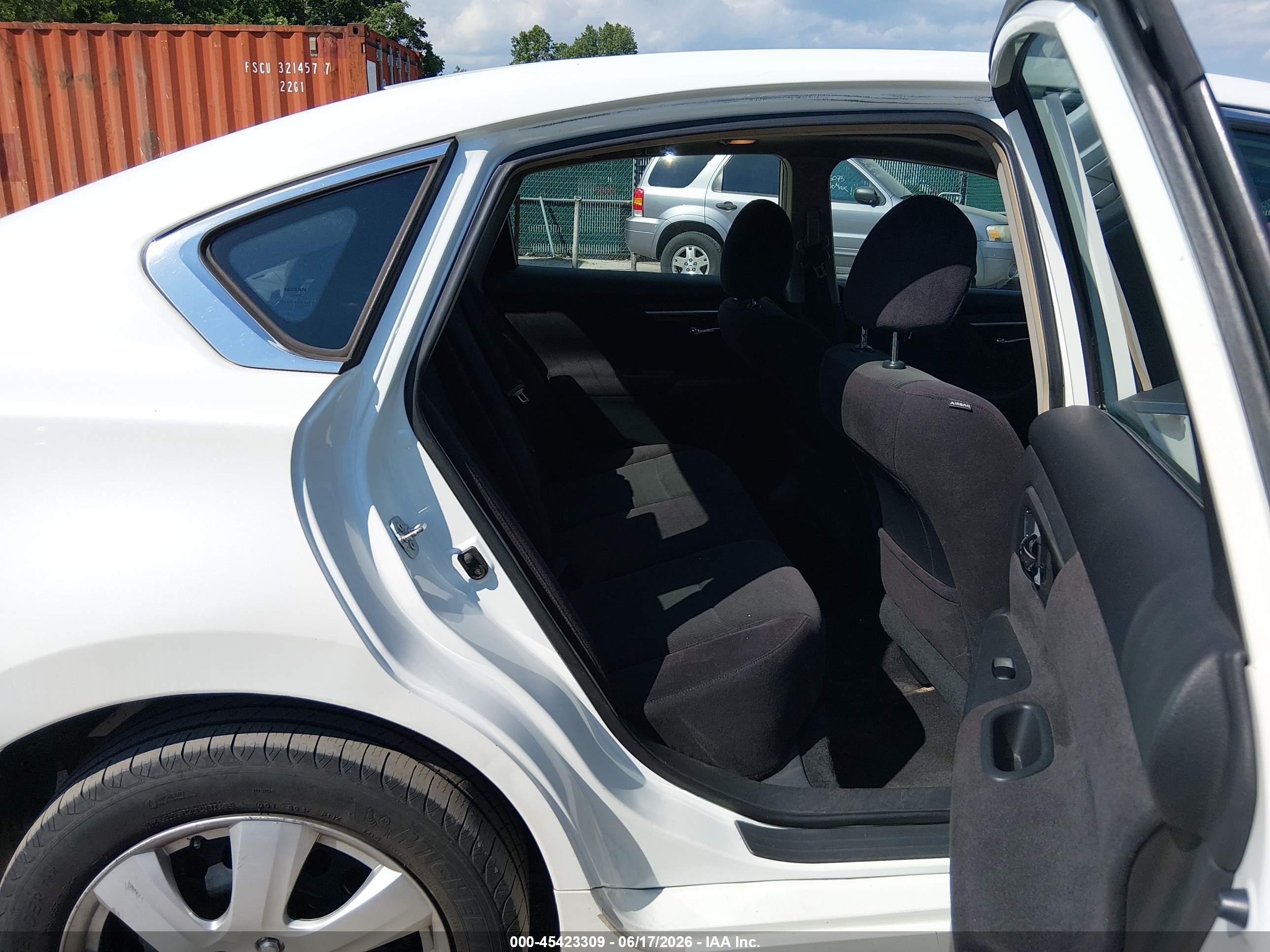 2013 Nissan Altima 2.5 Sv White vin: 1N4AL3AP7DN400841