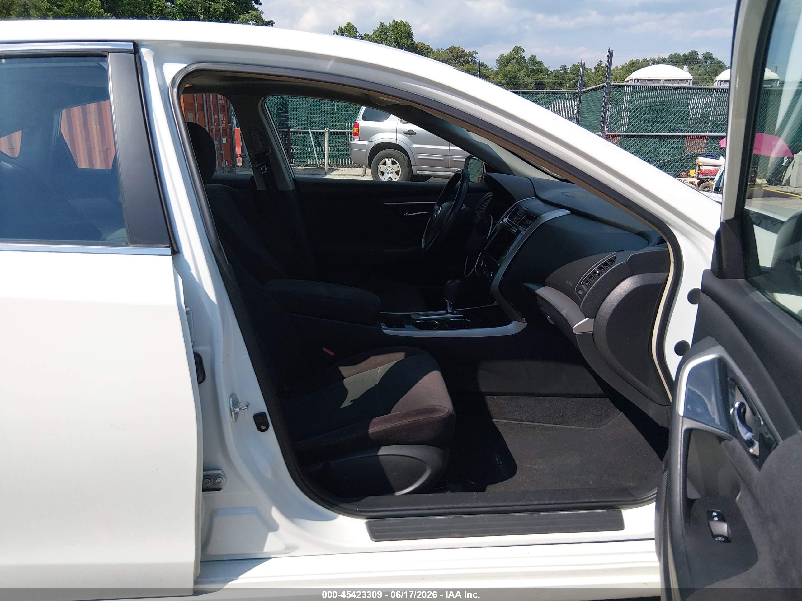 2013 Nissan Altima 2.5 Sv White vin: 1N4AL3AP7DN400841