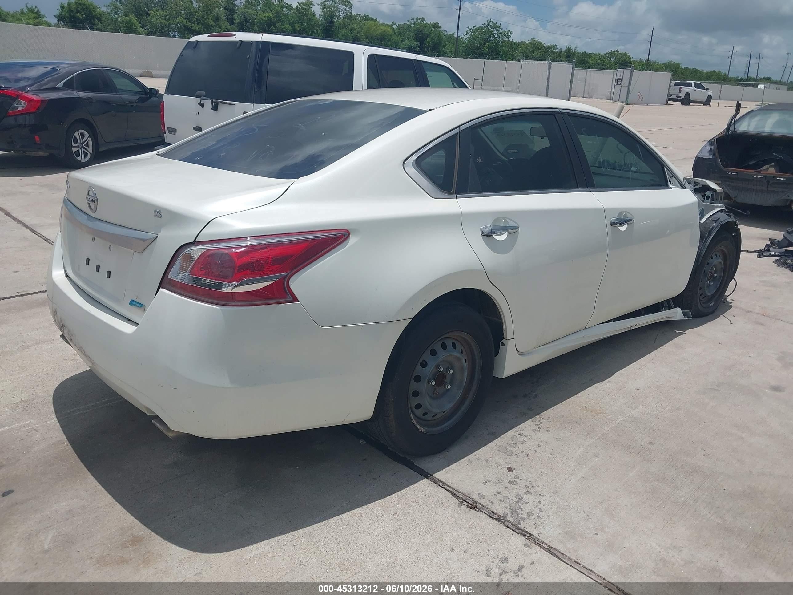 2013 Nissan Altima 2.5 S White vin: 1N4AL3AP7DN583917