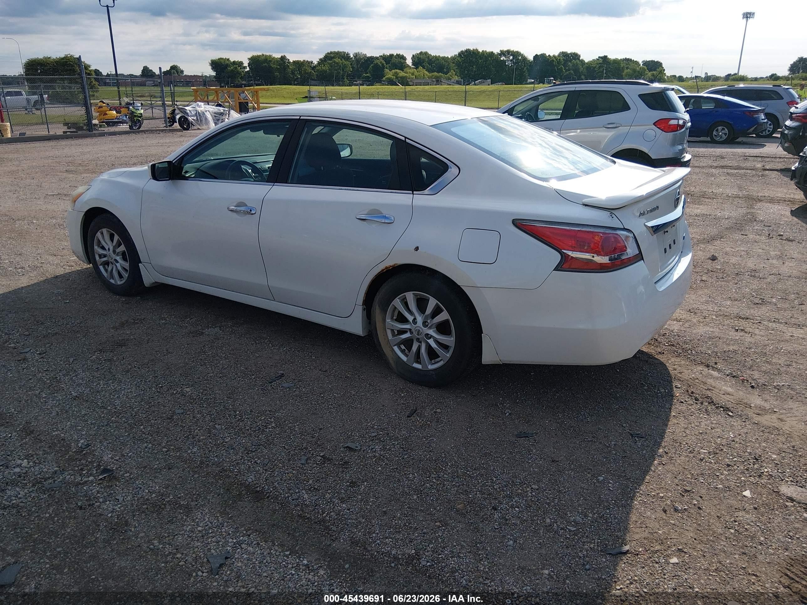 2014 Nissan Altima 2.5 S White vin: 1N4AL3AP7EC141877