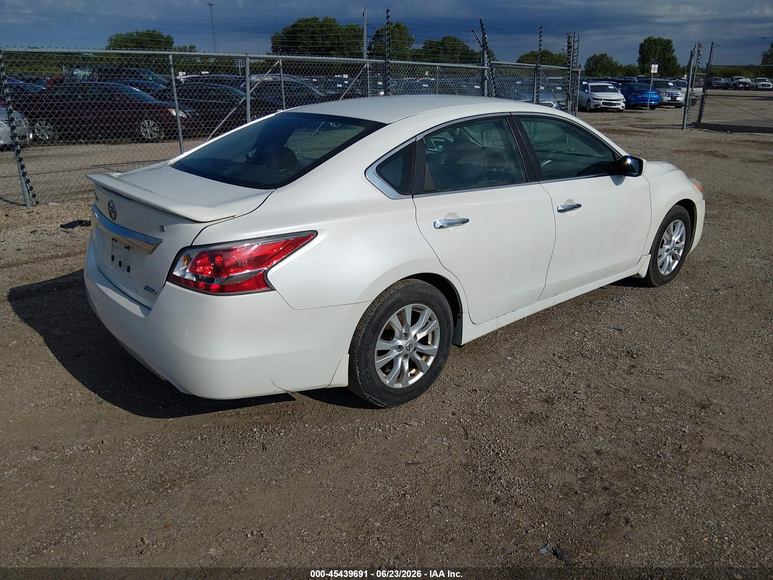 2014 Nissan Altima 2.5 S White vin: 1N4AL3AP7EC141877