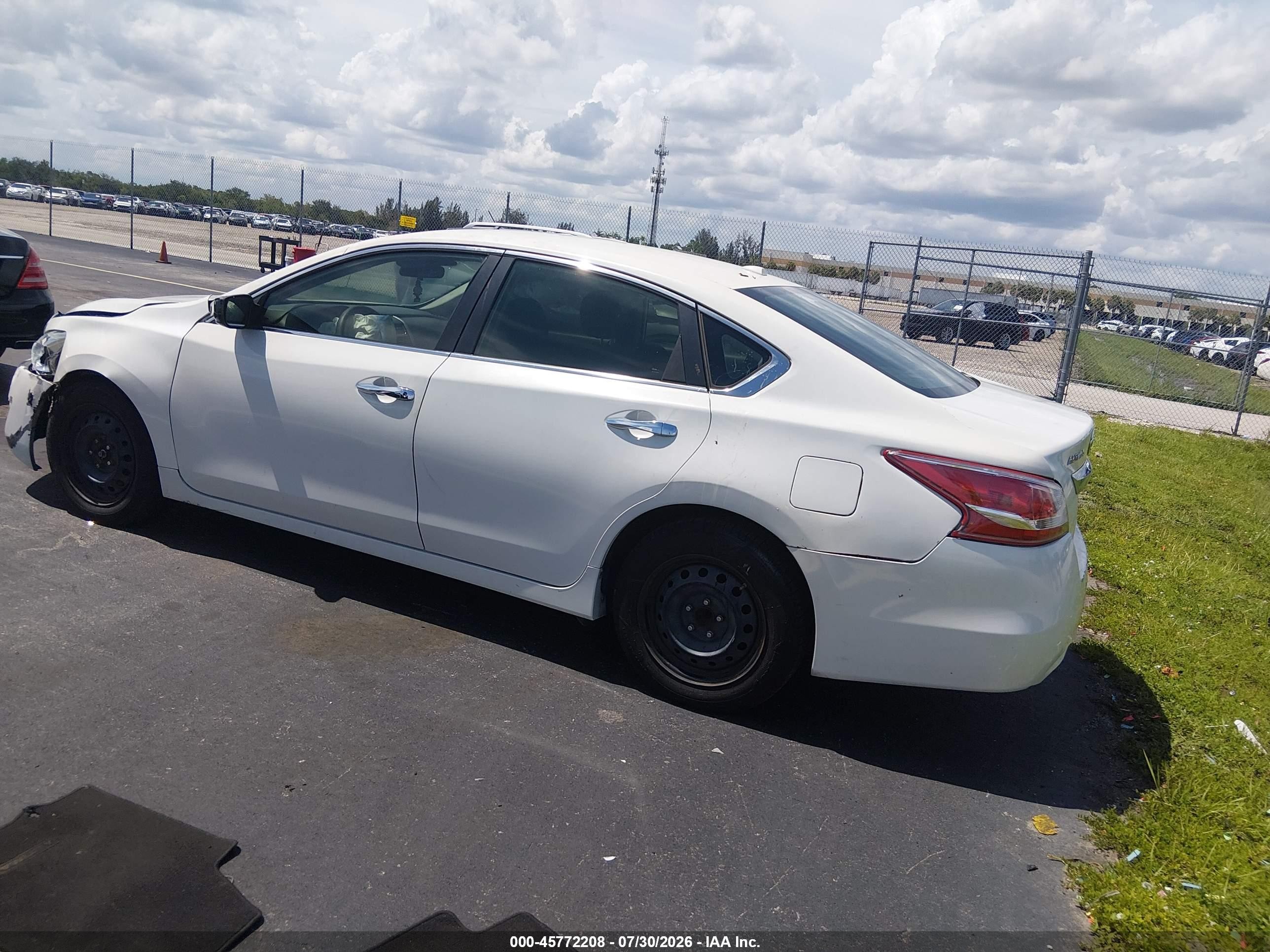 2014 Nissan Altima 2.5 S White vin: 1N4AL3AP7EC268404