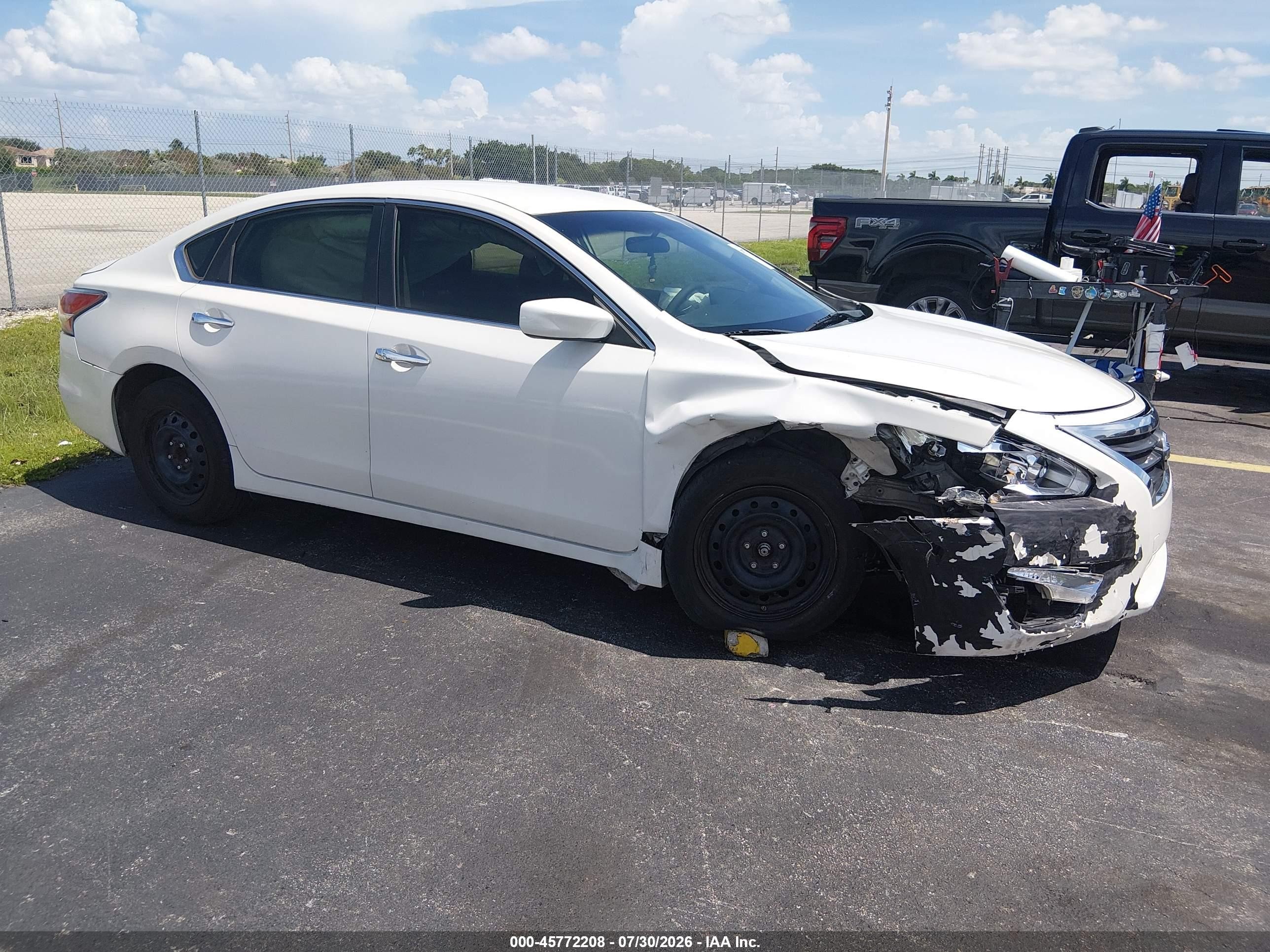 2014 Nissan Altima 2.5 S White vin: 1N4AL3AP7EC268404