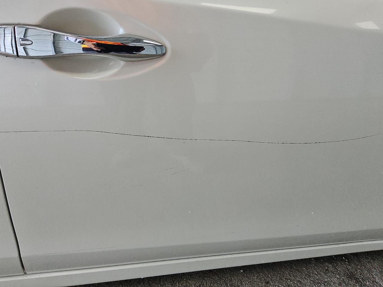 2014 Nissan Altima 2.5 S White vin: 1N4AL3AP7EC277720 Damage: Right Front Door, Heavy Scratch, > 12 Inches
