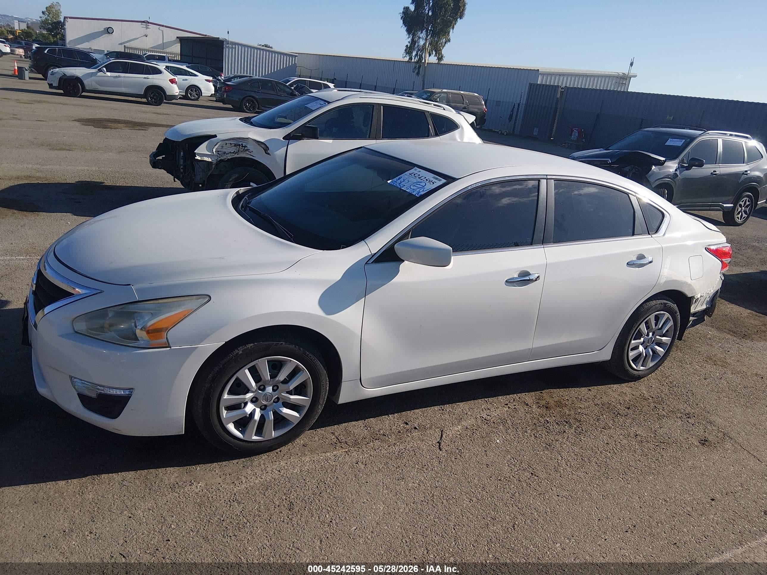 2014 Nissan Altima 2.5 S White vin: 1N4AL3AP7EN210345