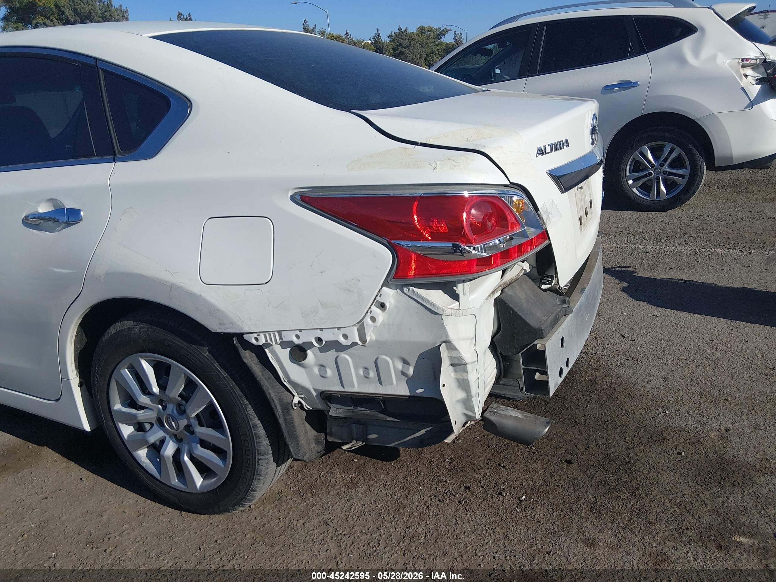 2014 Nissan Altima 2.5 S White vin: 1N4AL3AP7EN210345