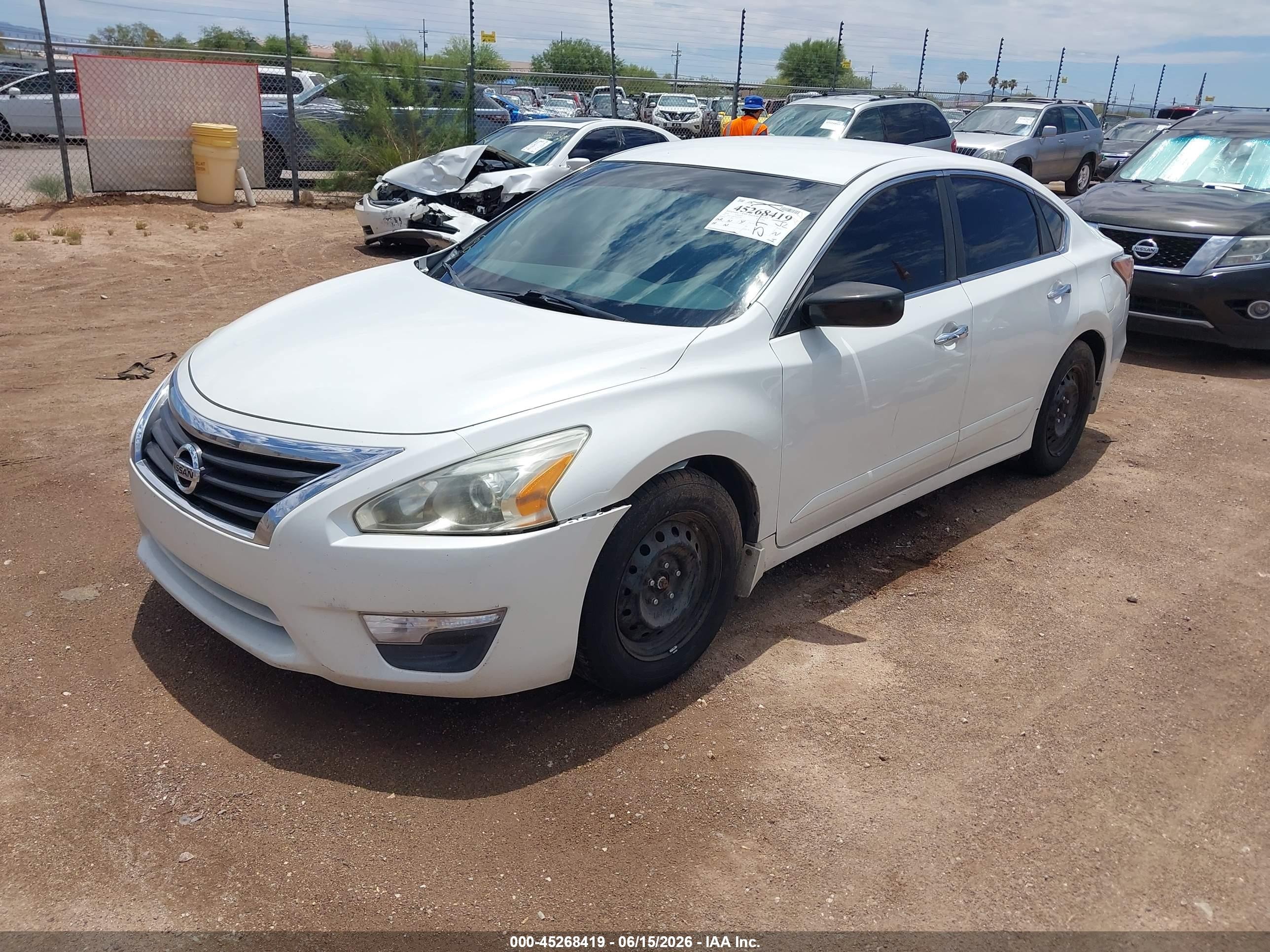 2014 Nissan Altima 2.5 S White vin: 1N4AL3AP7EN357569