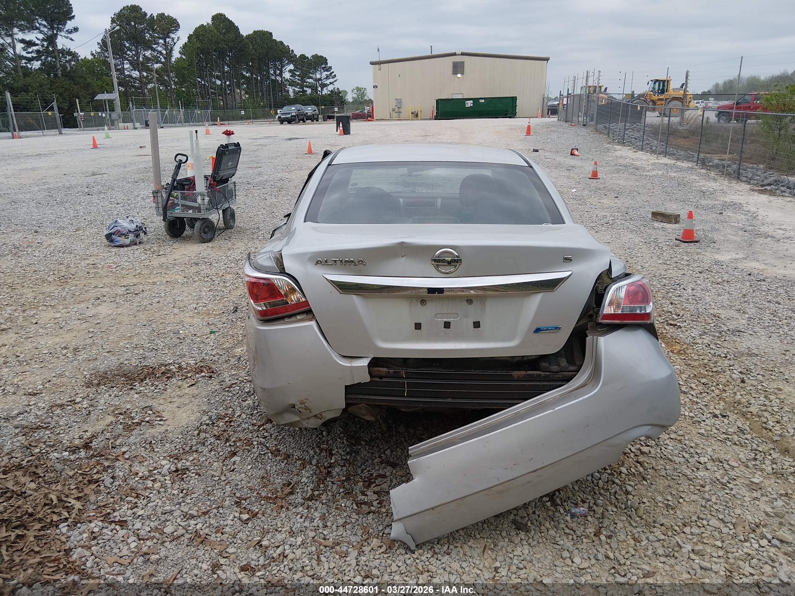 2014 Nissan Altima   Silver vin: 1N4AL3AP7EN383265