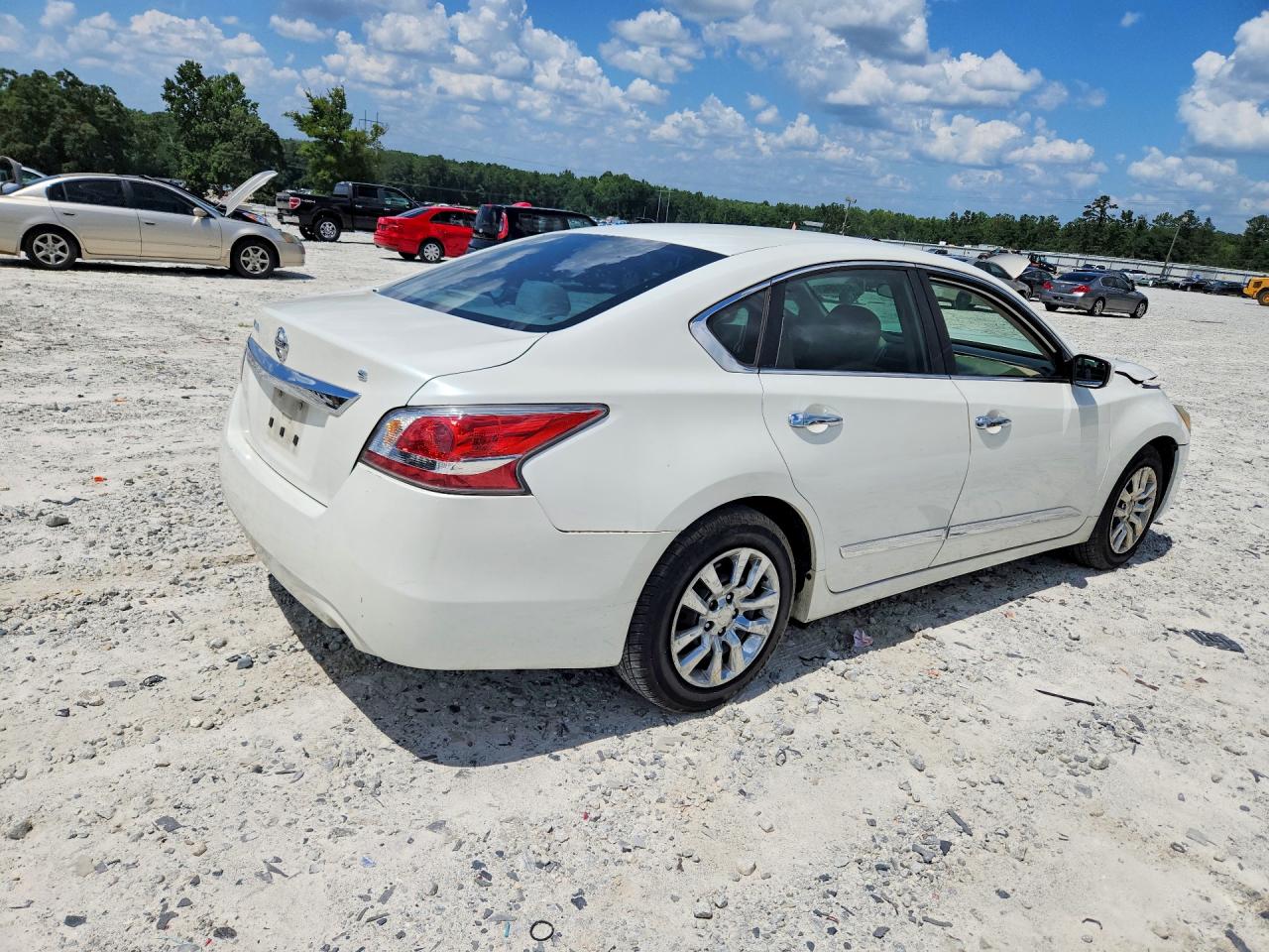 2015 Nissan Altima 2.5 S White vin: 1N4AL3AP7FC102661