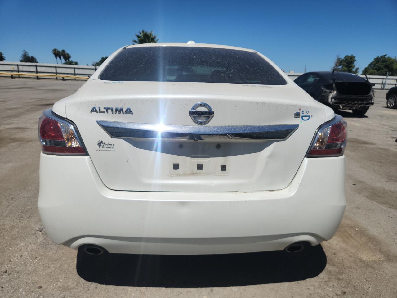 2015 Nissan Altima 2.5 S White vin: 1N4AL3AP7FC197464 Damage: Deck Lid, Dent(S) W/ Paint Dmg, 1 To 2 Inches