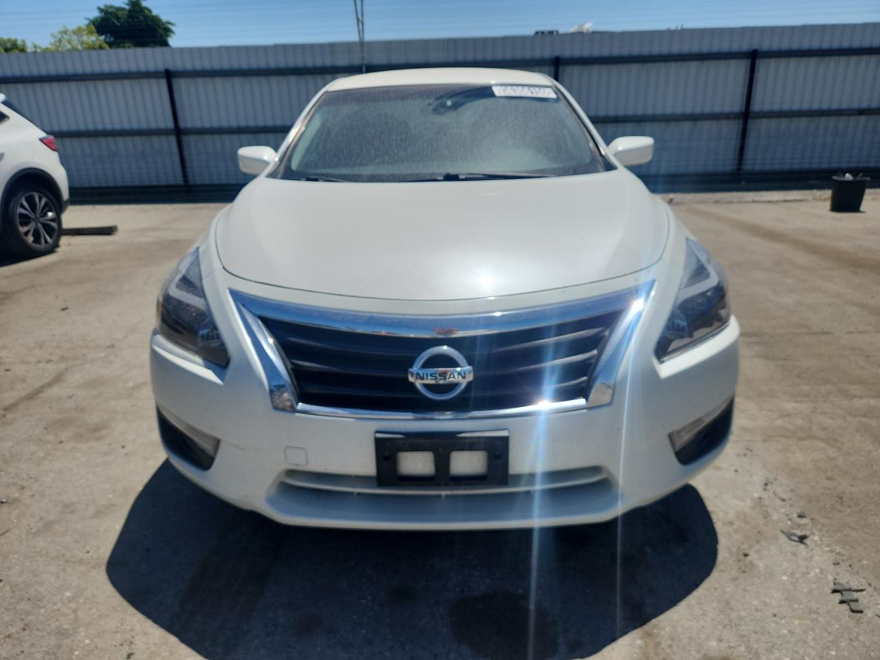 2015 Nissan Altima 2.5 S White vin: 1N4AL3AP7FC197464 Damage: Hood, Chipped, 4