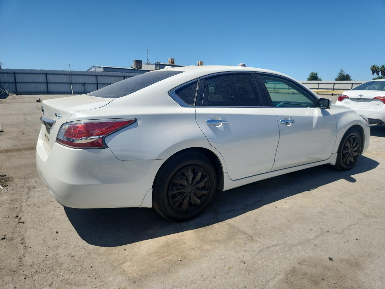 2015 Nissan Altima 2.5 S White vin: 1N4AL3AP7FC197464 Damage: Right Qtr Panel, Dent(S) W/No Paint Dmg, 1/2 To 1 Inch