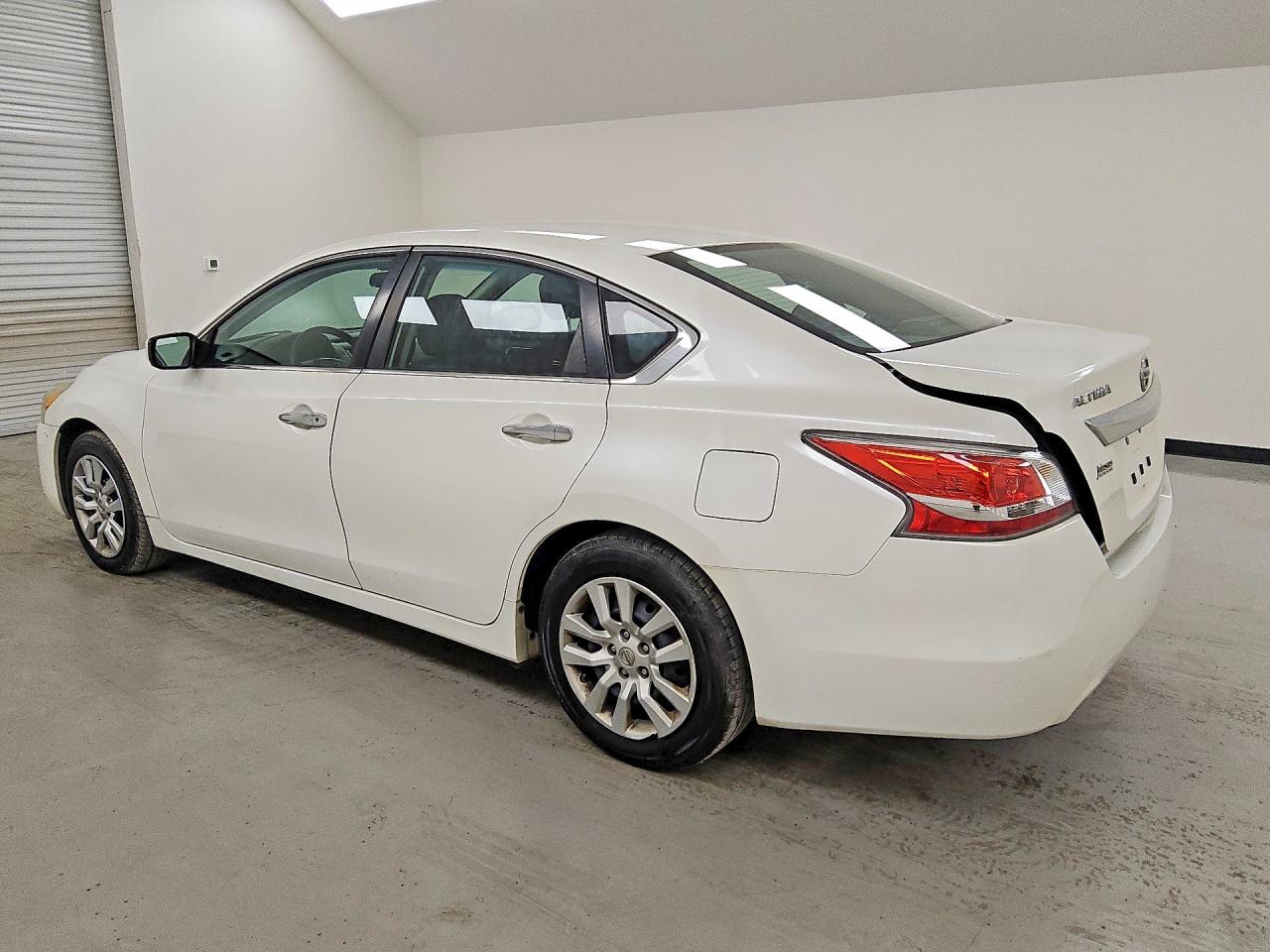 2015 Nissan Altima 2.5 S White vin: 1N4AL3AP7FC217678