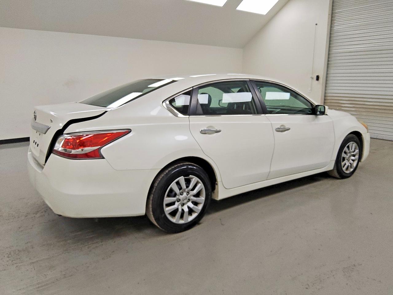 2015 Nissan Altima 2.5 S White vin: 1N4AL3AP7FC217678