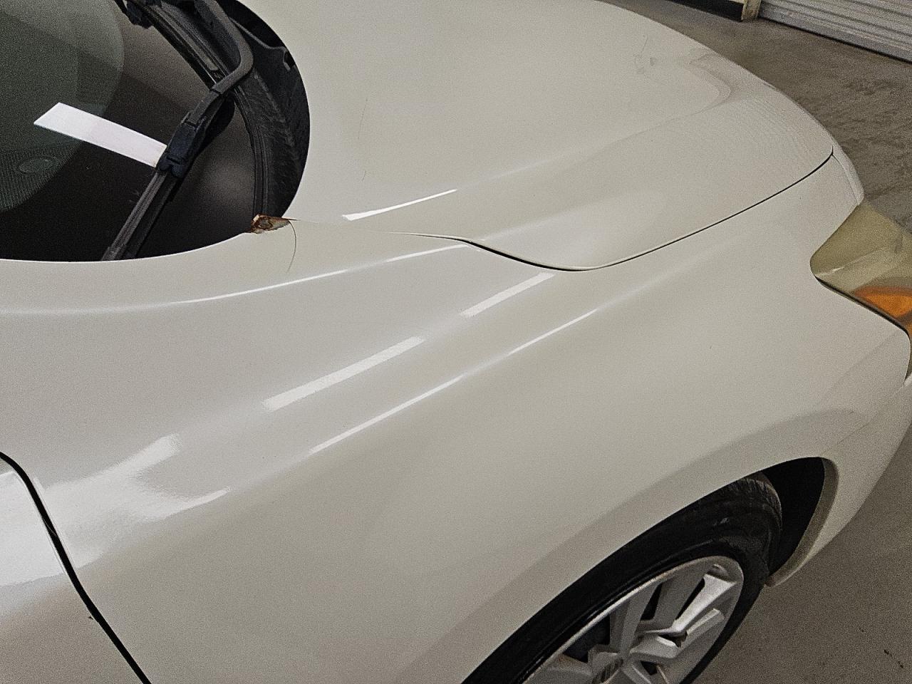 2015 Nissan Altima 2.5 S White vin: 1N4AL3AP7FC217678 Damage: Right Front Fender, Dent(S) W/ Paint Dmg, 2 To 3 Inches