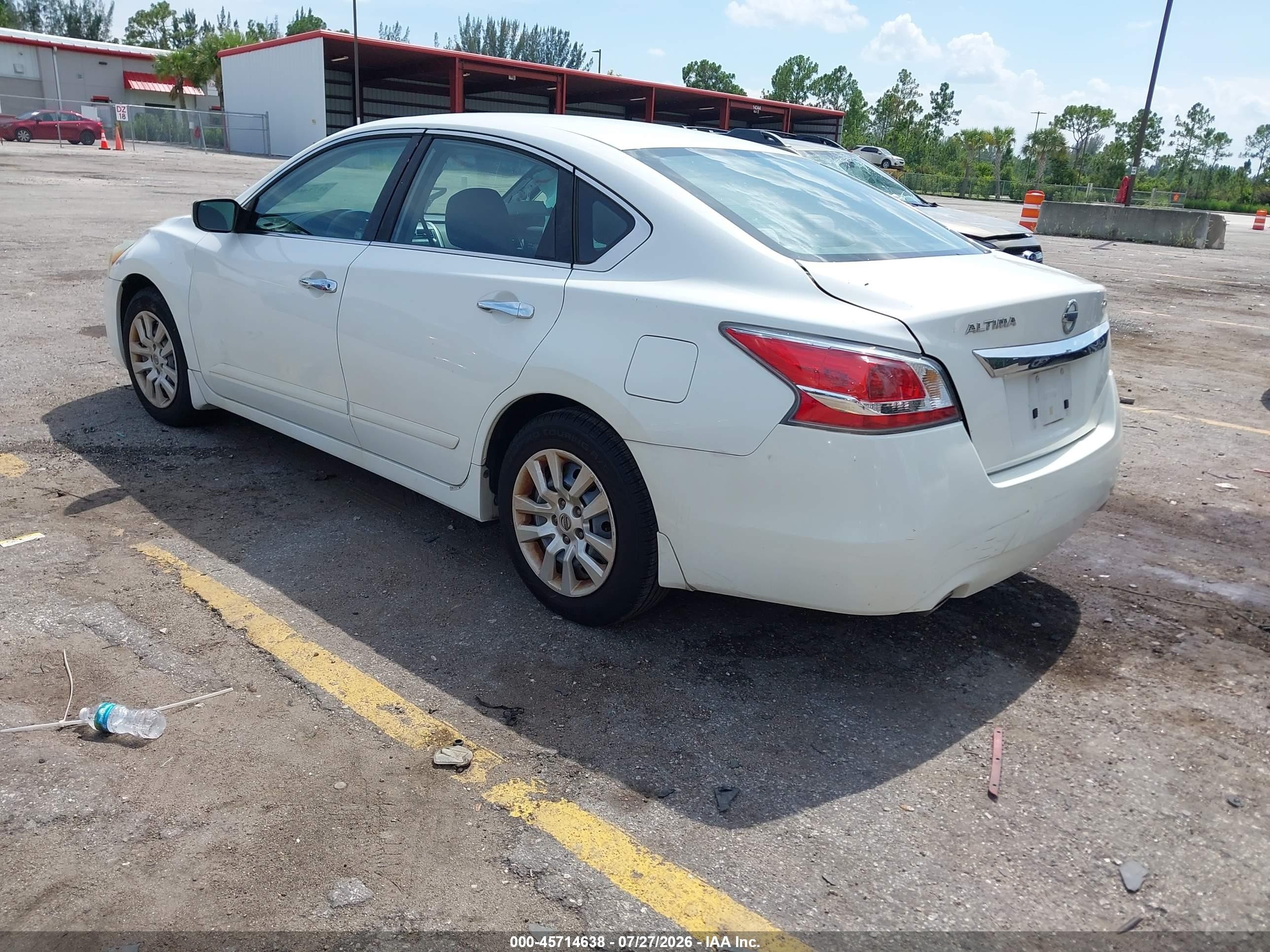 2015 Nissan Altima 2.5 S White vin: 1N4AL3AP7FC263379
