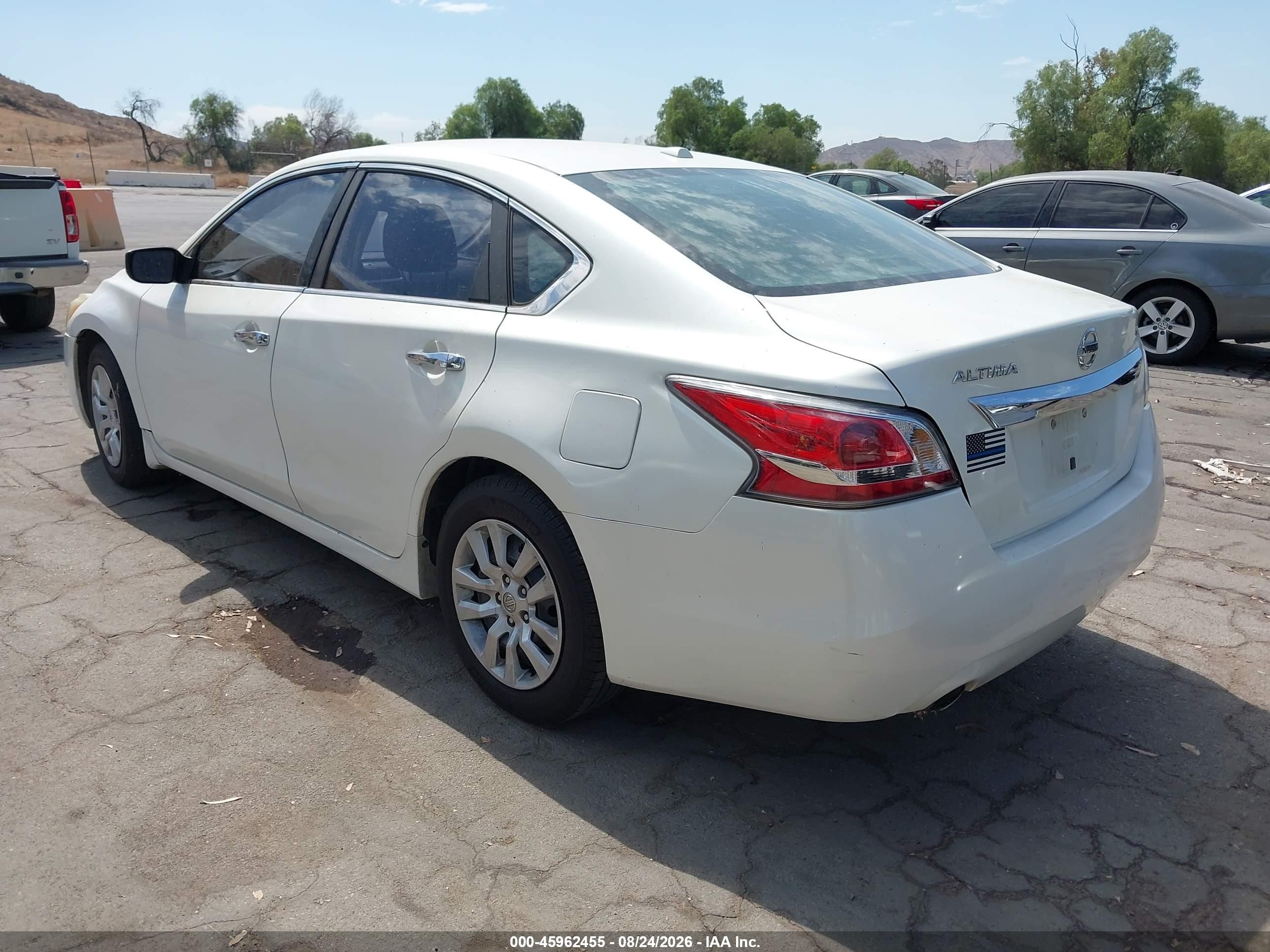 2015 Nissan Altima 2.5 S White vin: 1N4AL3AP7FC420327
