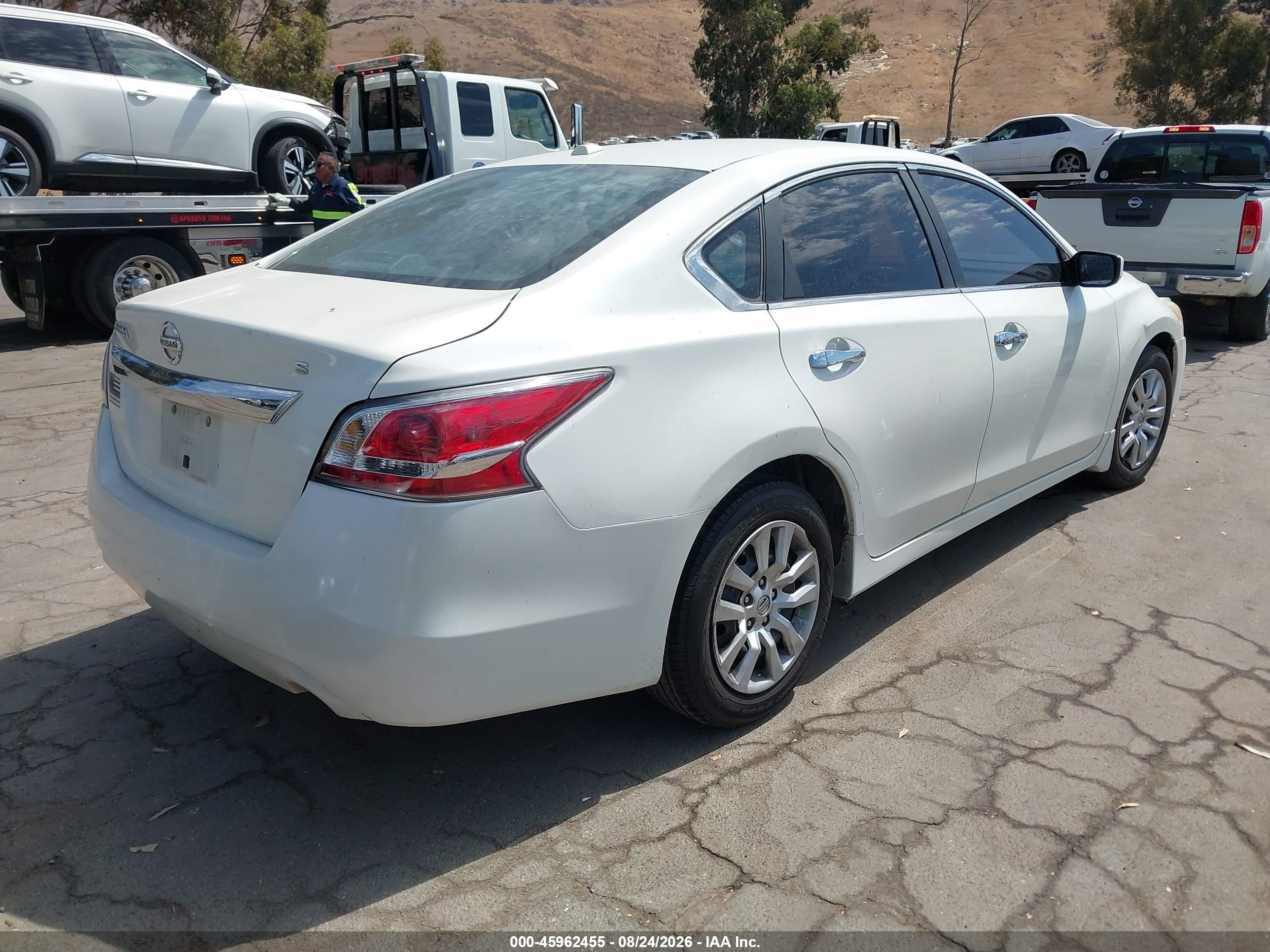 2015 Nissan Altima 2.5 S White vin: 1N4AL3AP7FC420327