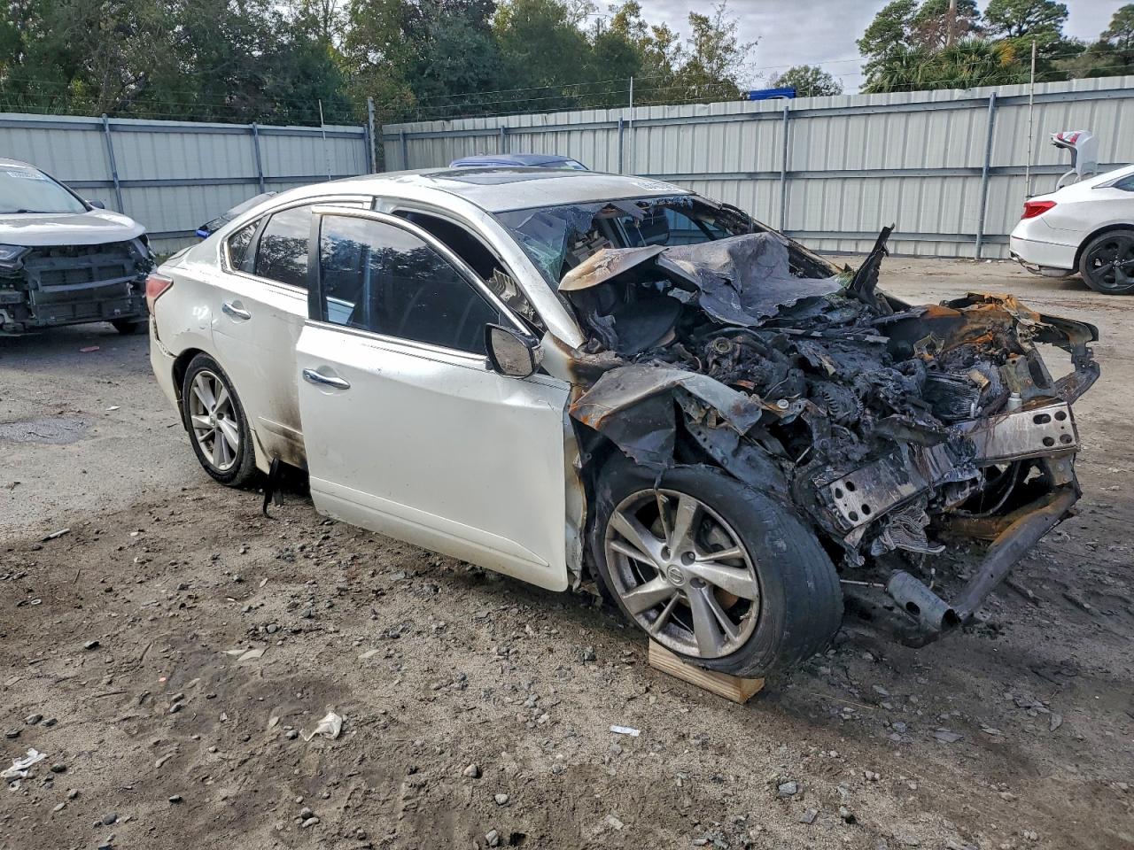 2015 Nissan Altima 2.5 White vin: 1N4AL3AP7FN354463